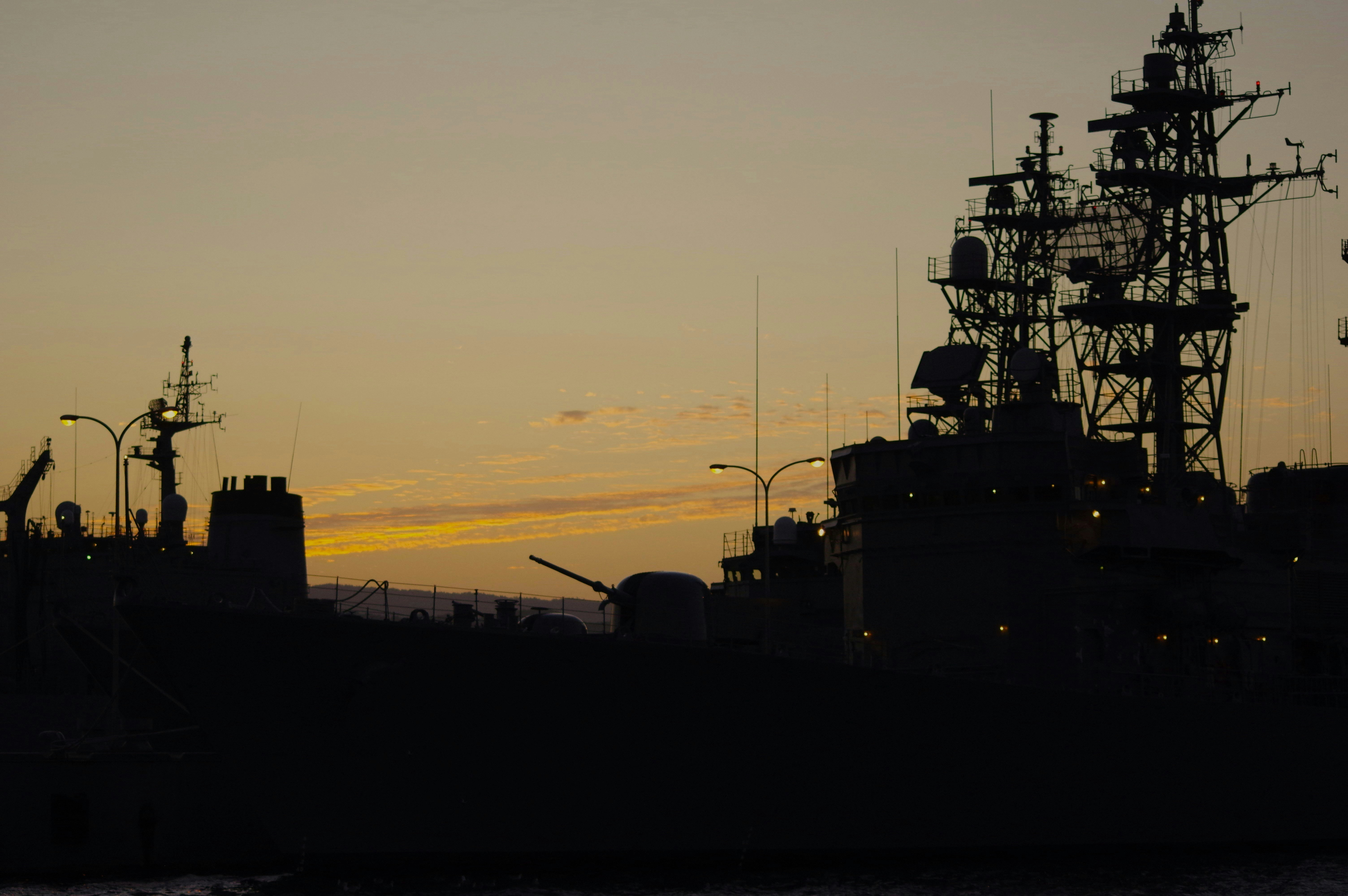 Silhouette eines Kriegsschiffs bei Dämmerung und Aufbau