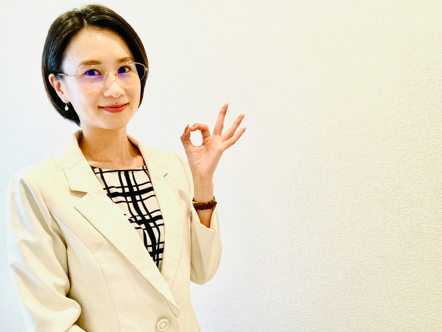 白色背景前擺姿勢的女商人