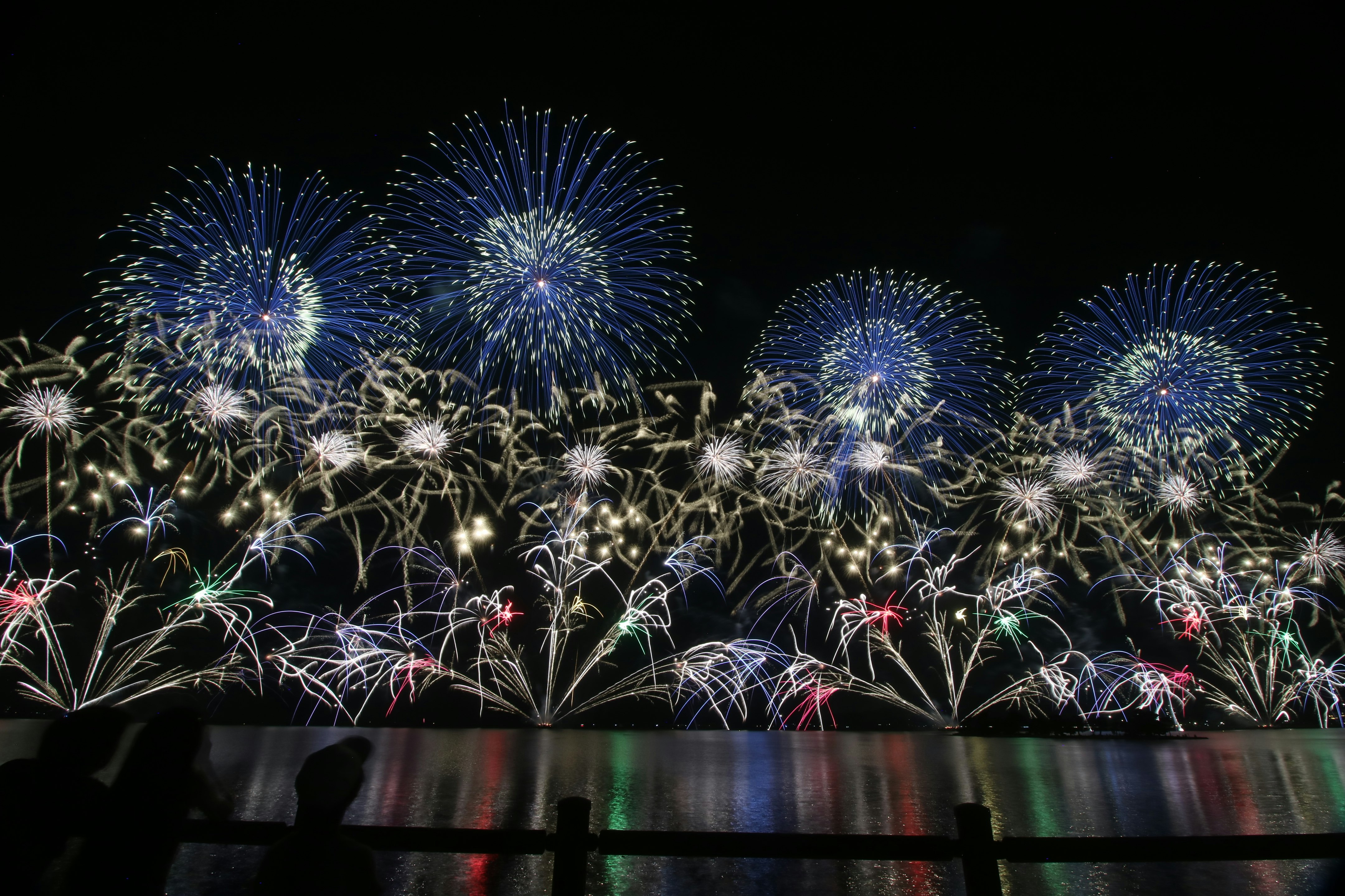 松江水郷祭の湖上花火大会の夜景