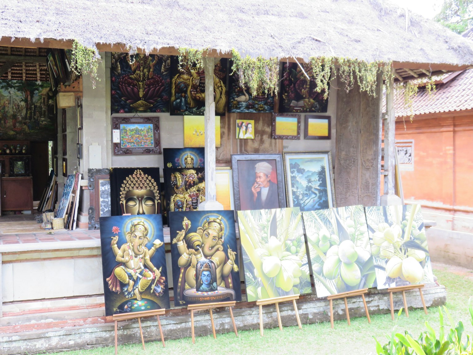 Tampilan luar galeri seni Bali tradisional dengan lukisan yang dipajang