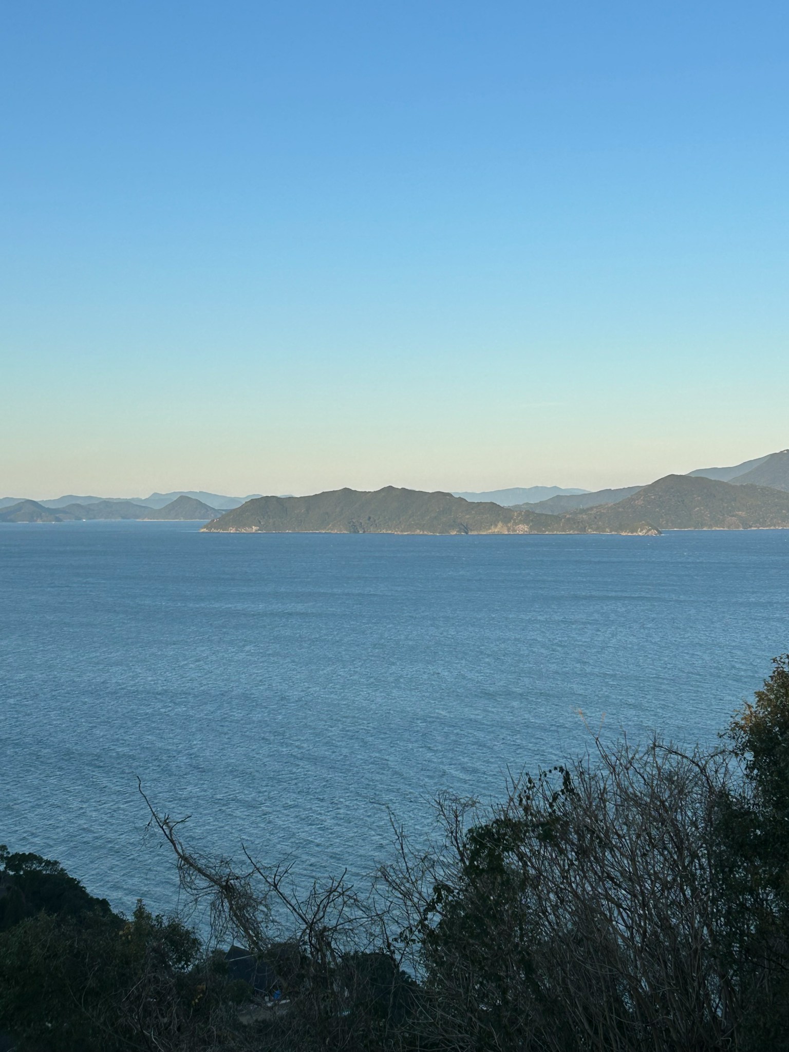 青い海と山々の風景が広がる