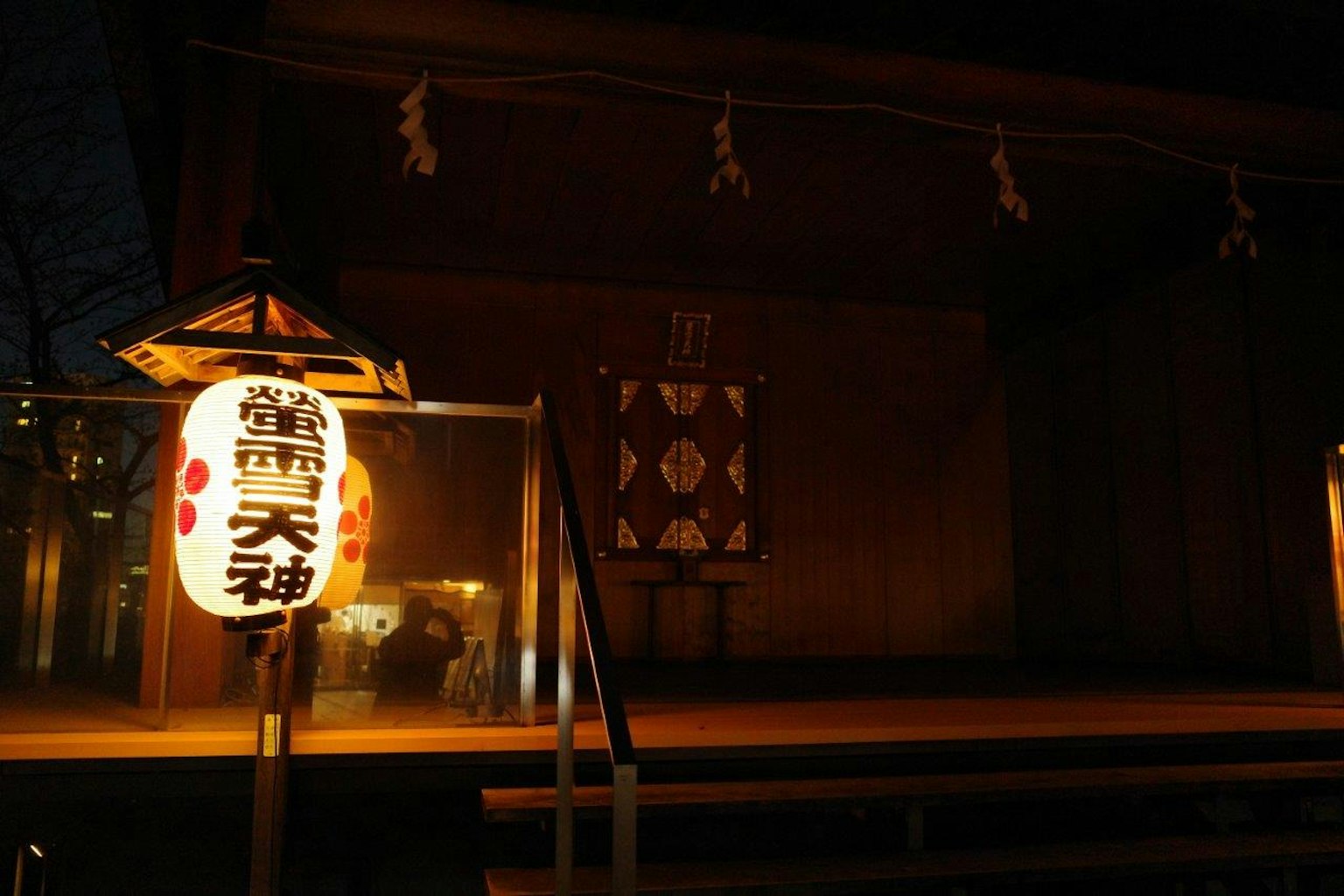 黃昏時分神社的燈籠和建築輪廓