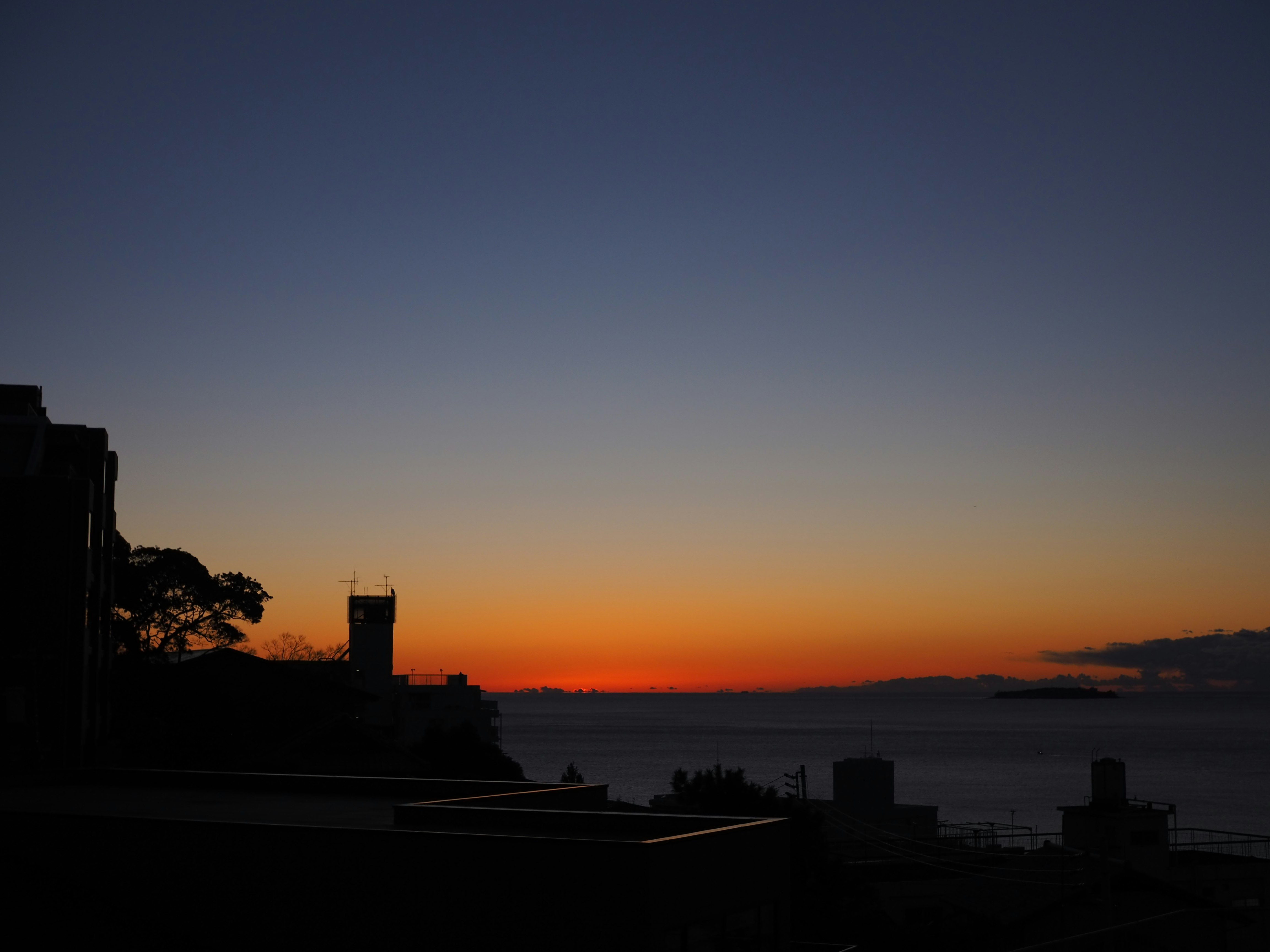 coucher de soleil sur la mer et horizon lumineux