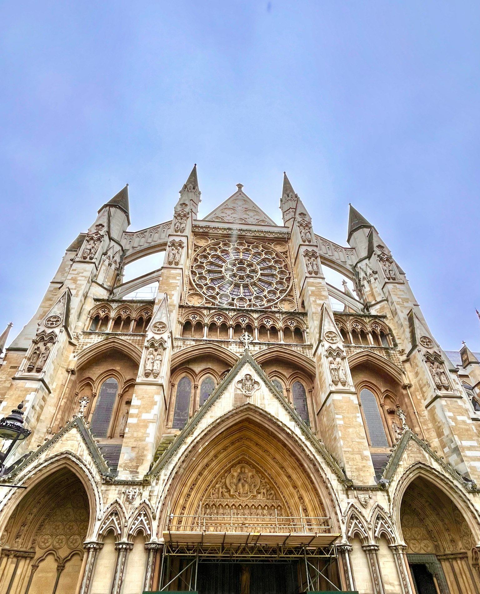 Pandangan dari bawah tentang eksterior megah Katedral St Albans