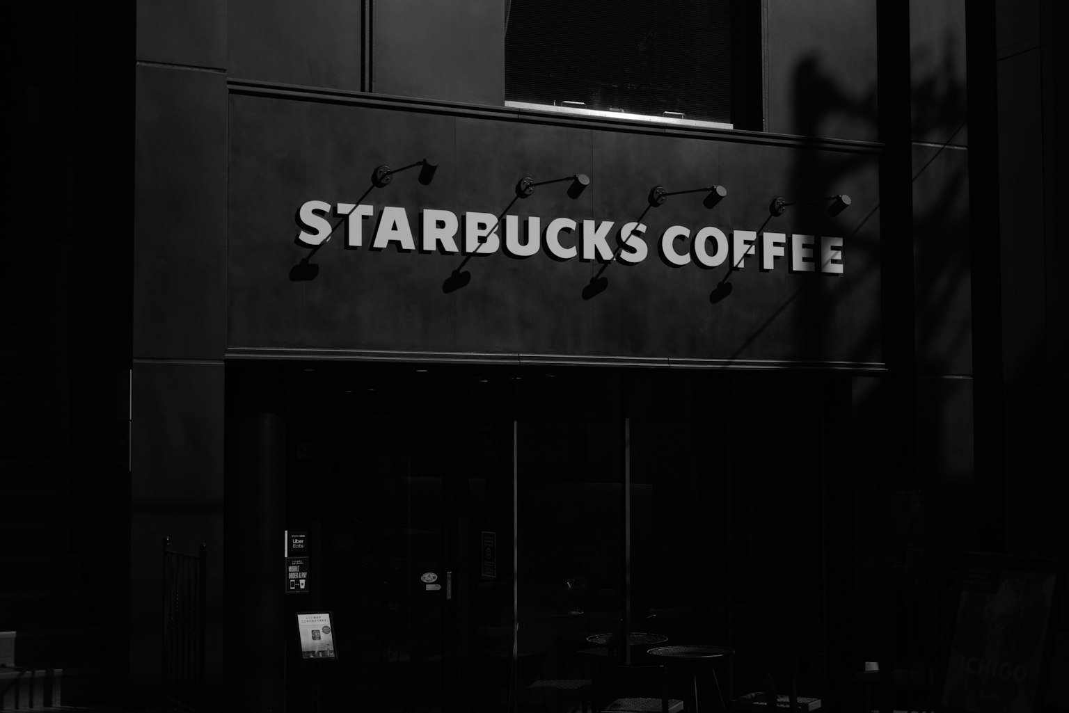 Starbucks Coffee-Schild deutlich vor einem dunklen Hintergrund