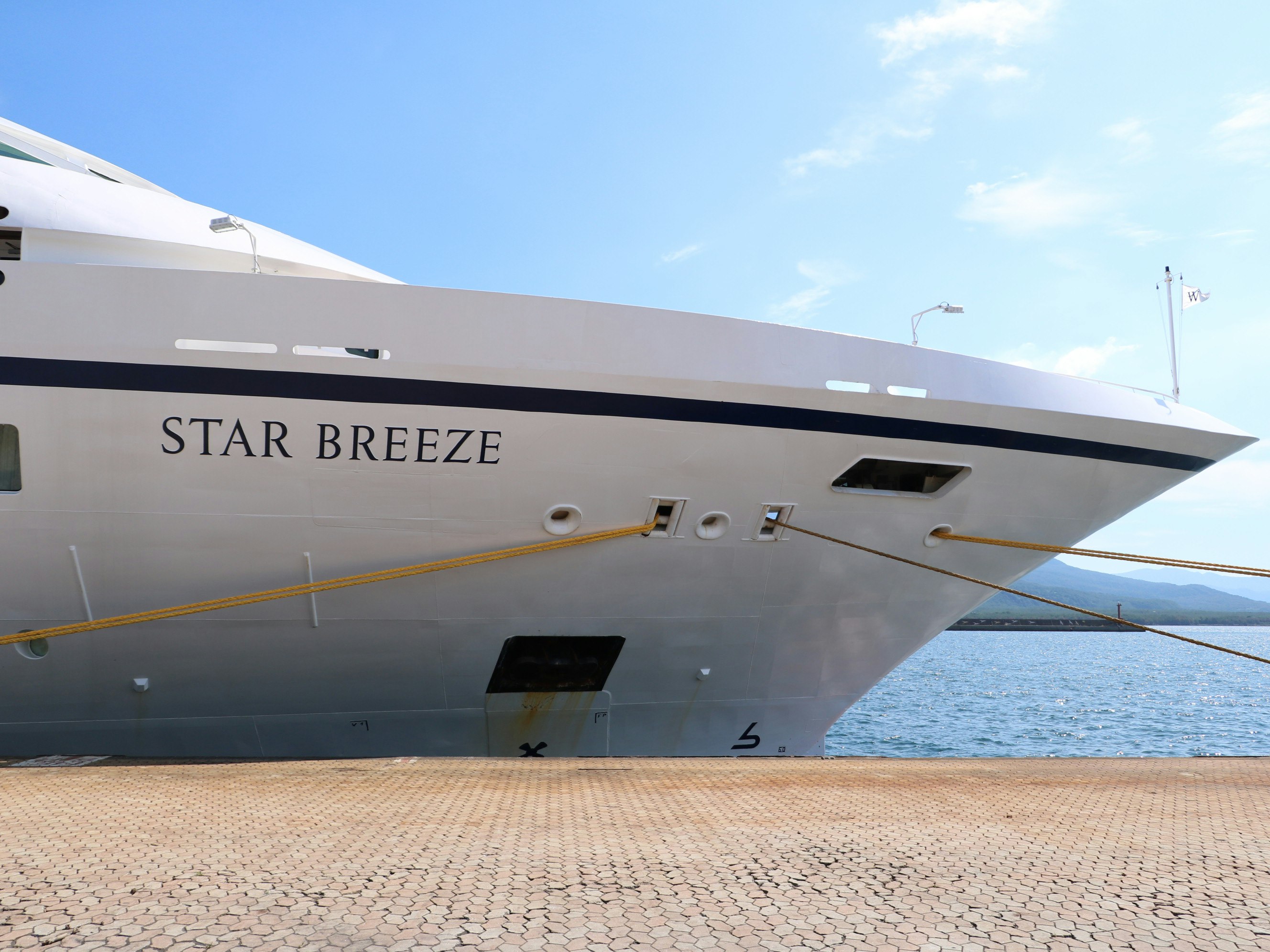 海边码头停靠的游轮船体“STAR BREEZE”
