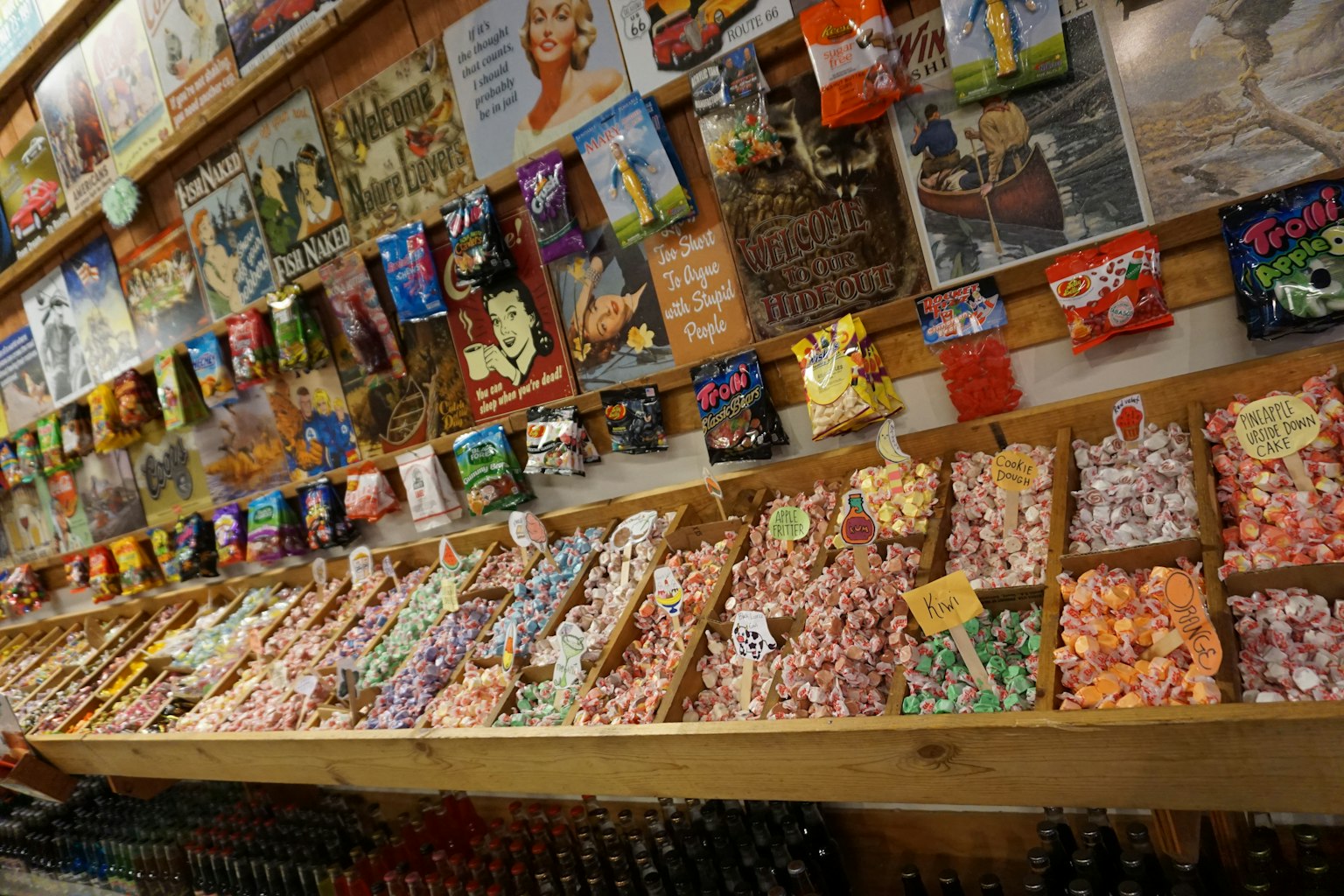 商店内部五彩缤纷的糖果和零食展示