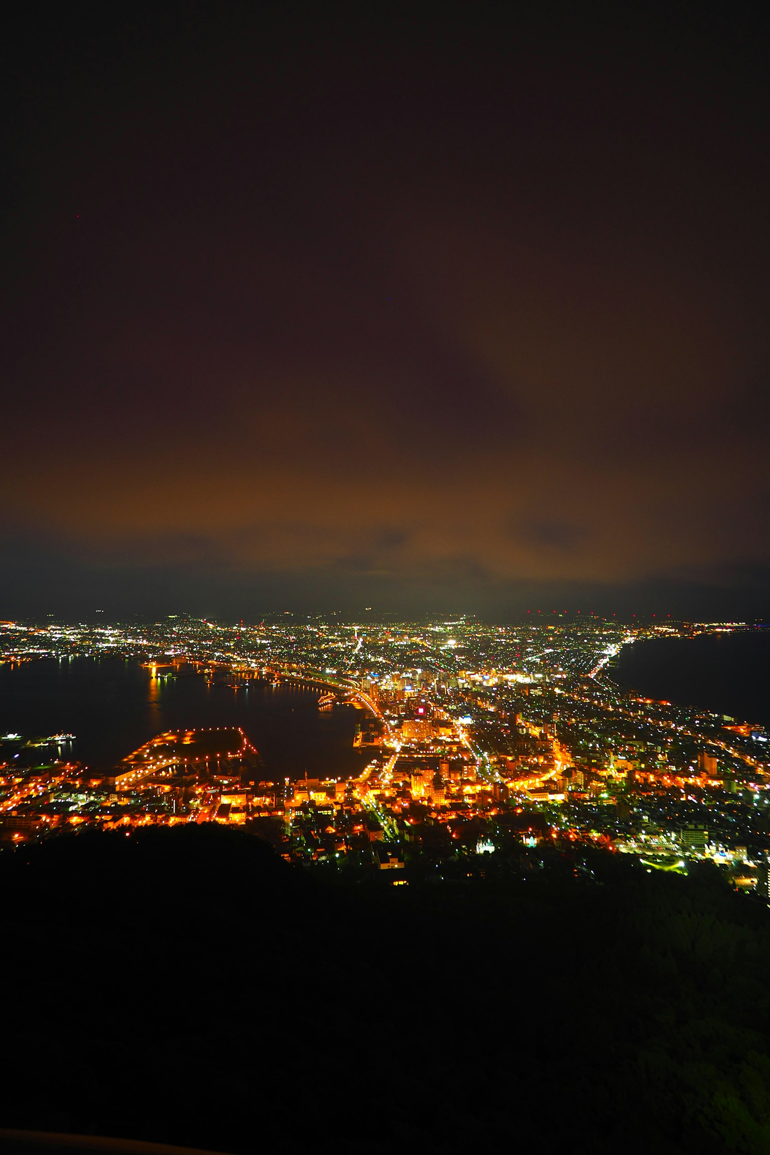 Panoramablick auf eine Stadt bei Nacht