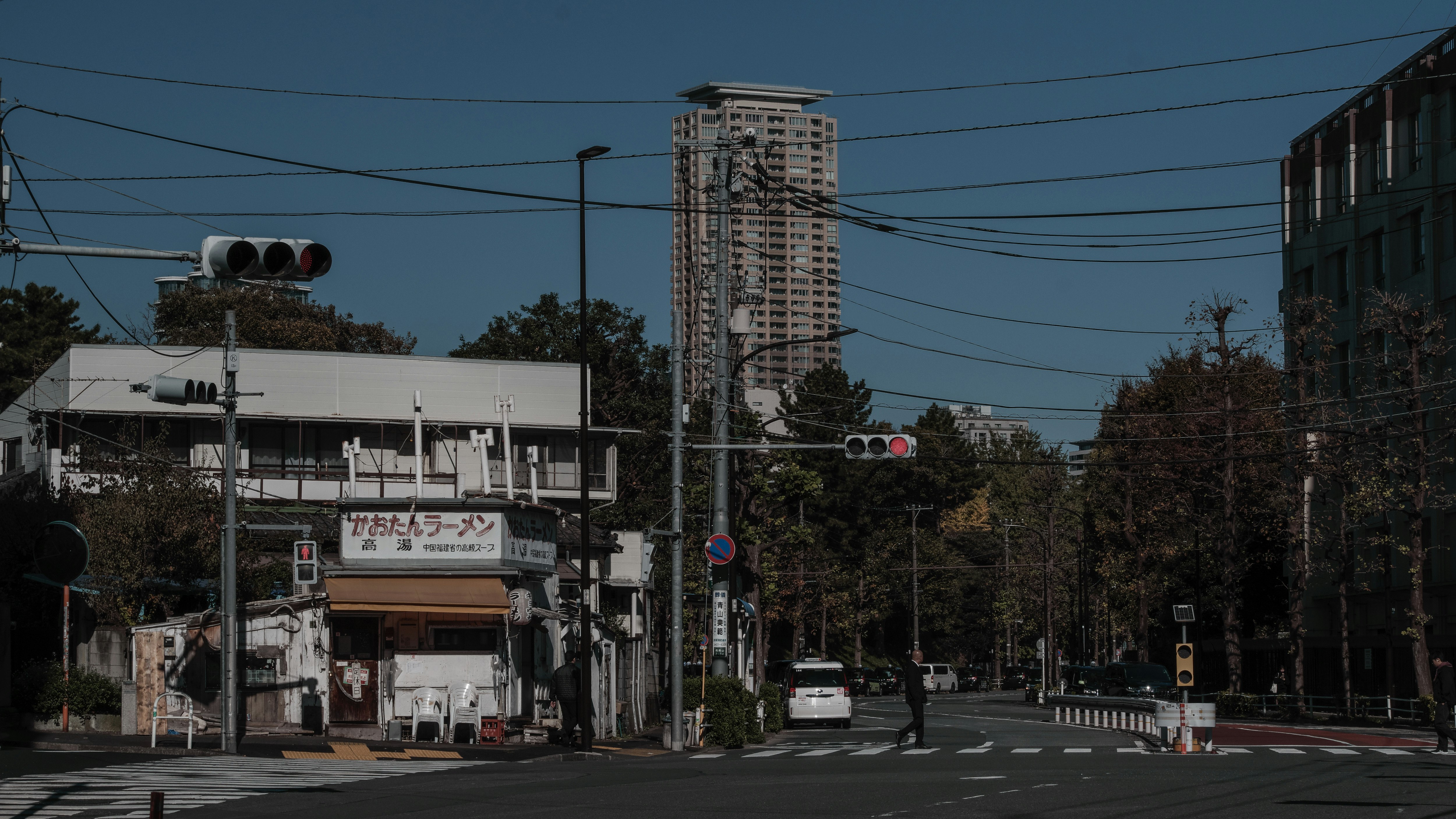 西麻布の交差点の街並みと高層マンション