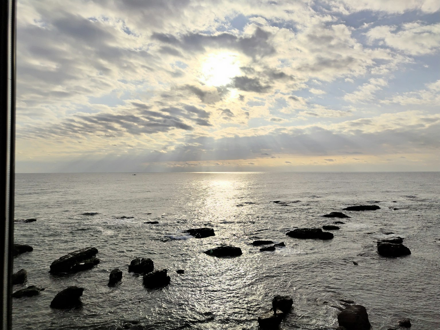 Schöne Landschaft von Meer und Himmel mit Wolken und Sonnenlicht, das sich auf dem Wasser spiegelt