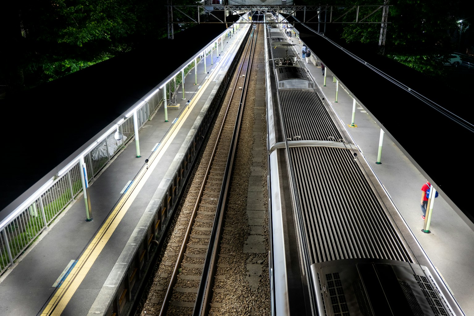 Vista notturna dei binari e delle piattaforme della stazione