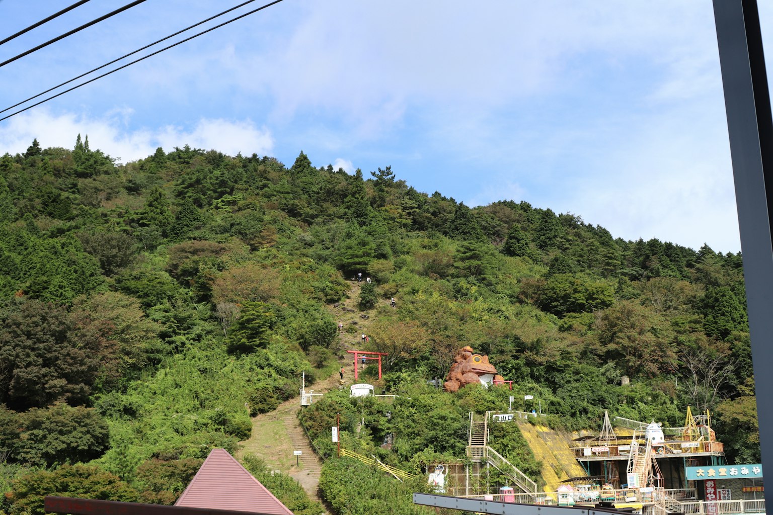 綠意盎然的山與藍天 小建築可見於山坡上