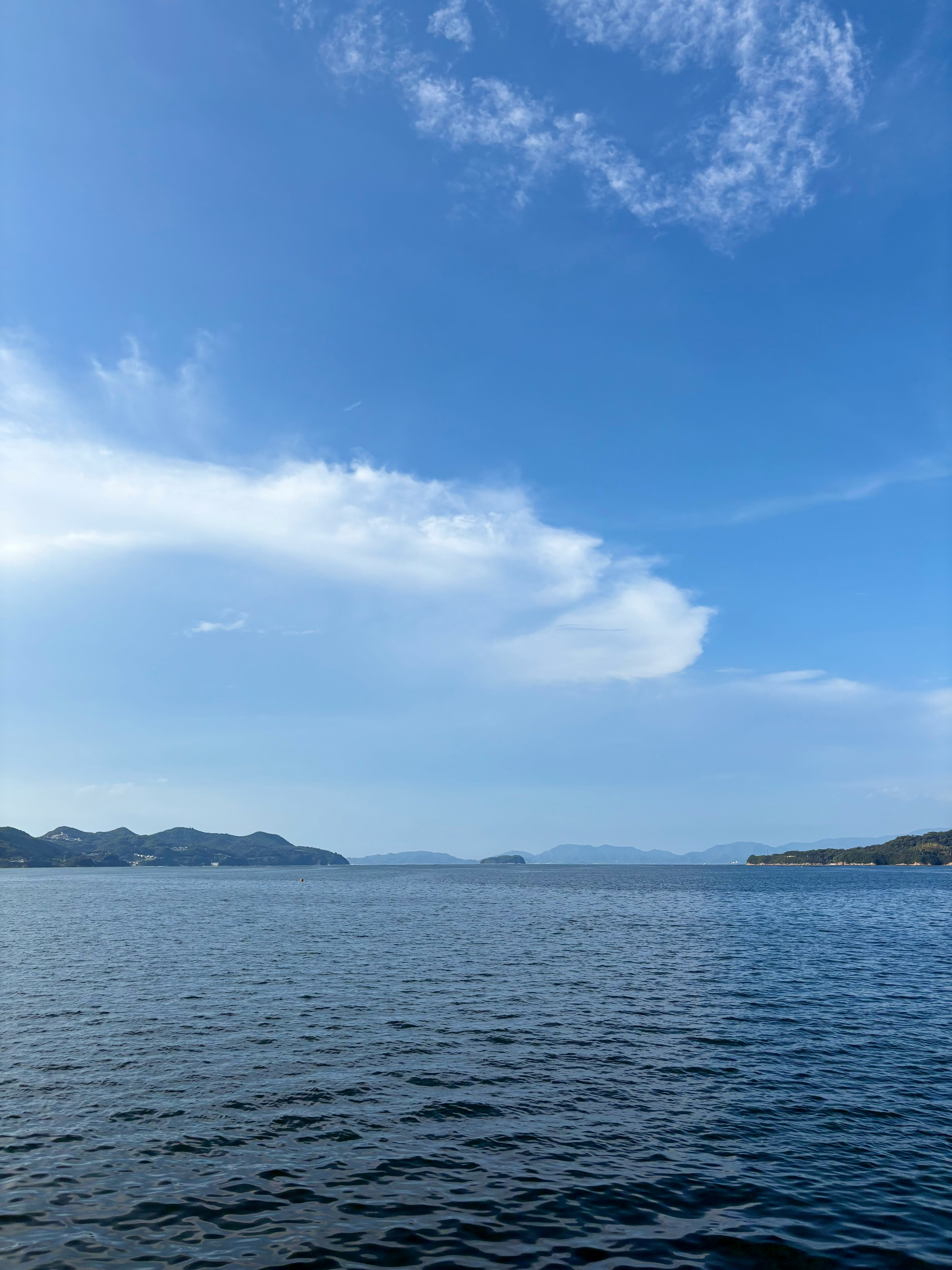 瀬戸内海の青い空と海、雲の広がる屋島の眺め