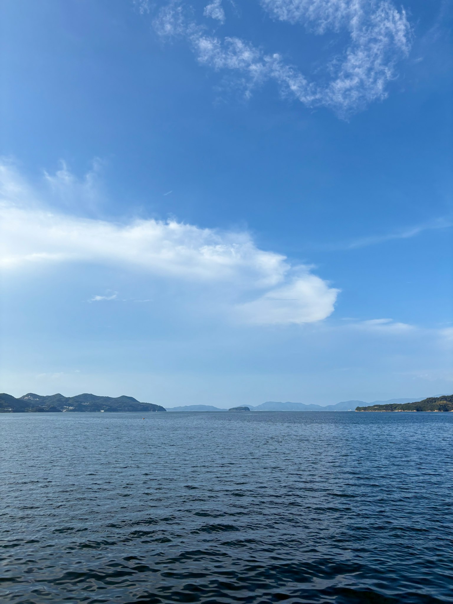 青い空と穏やかな海の風景 島々が遠くに見える