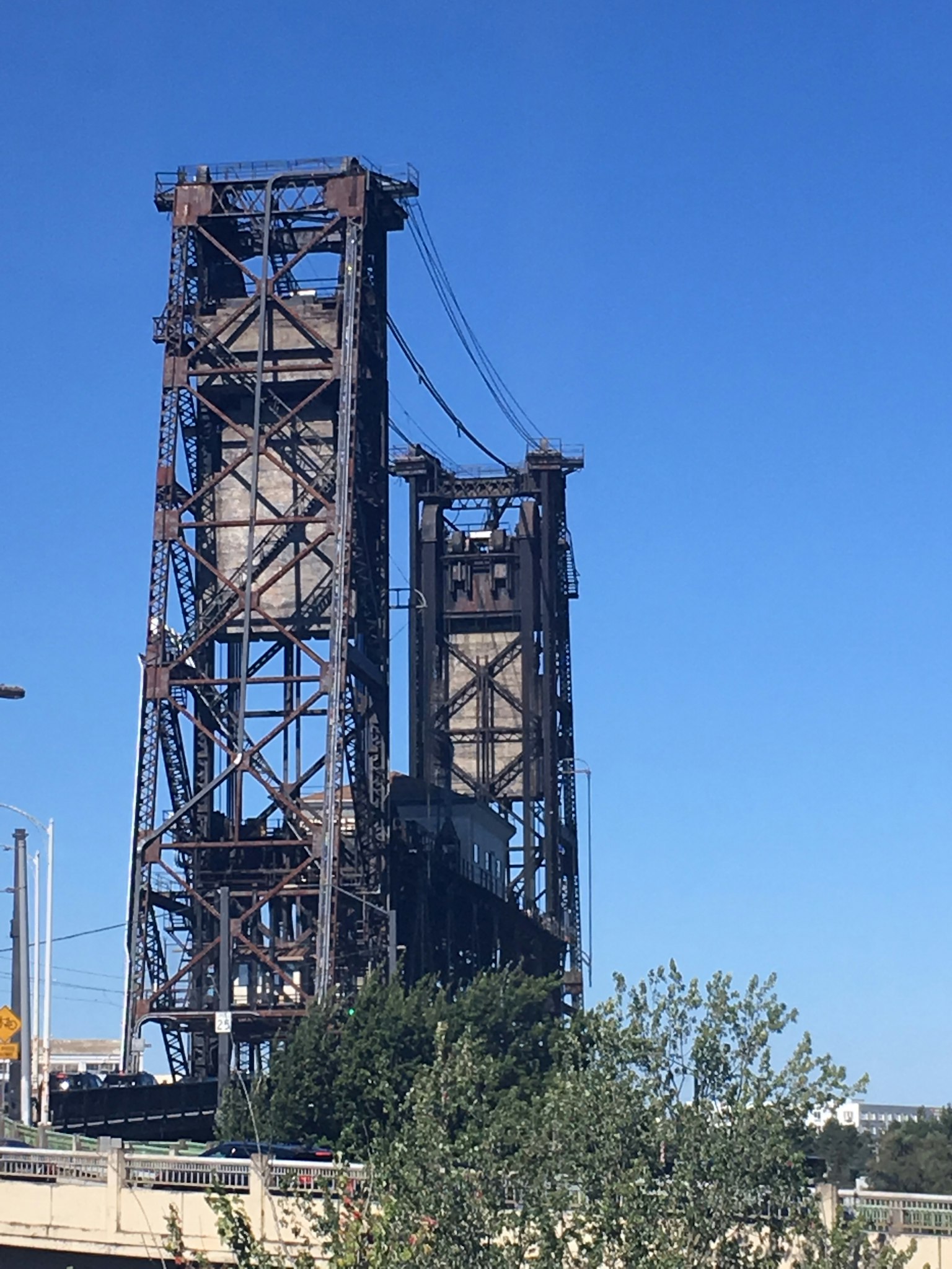 Estructura de puente de metal visible bajo un cielo azul claro