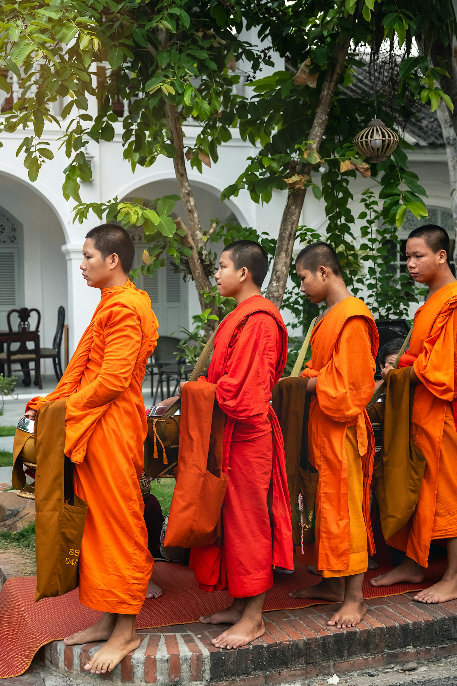 穿着橙色和红色袈裟的僧侣排成一行