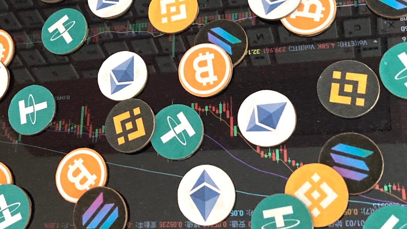 交易圖表上漂浮的加密貨幣硬幣圖示