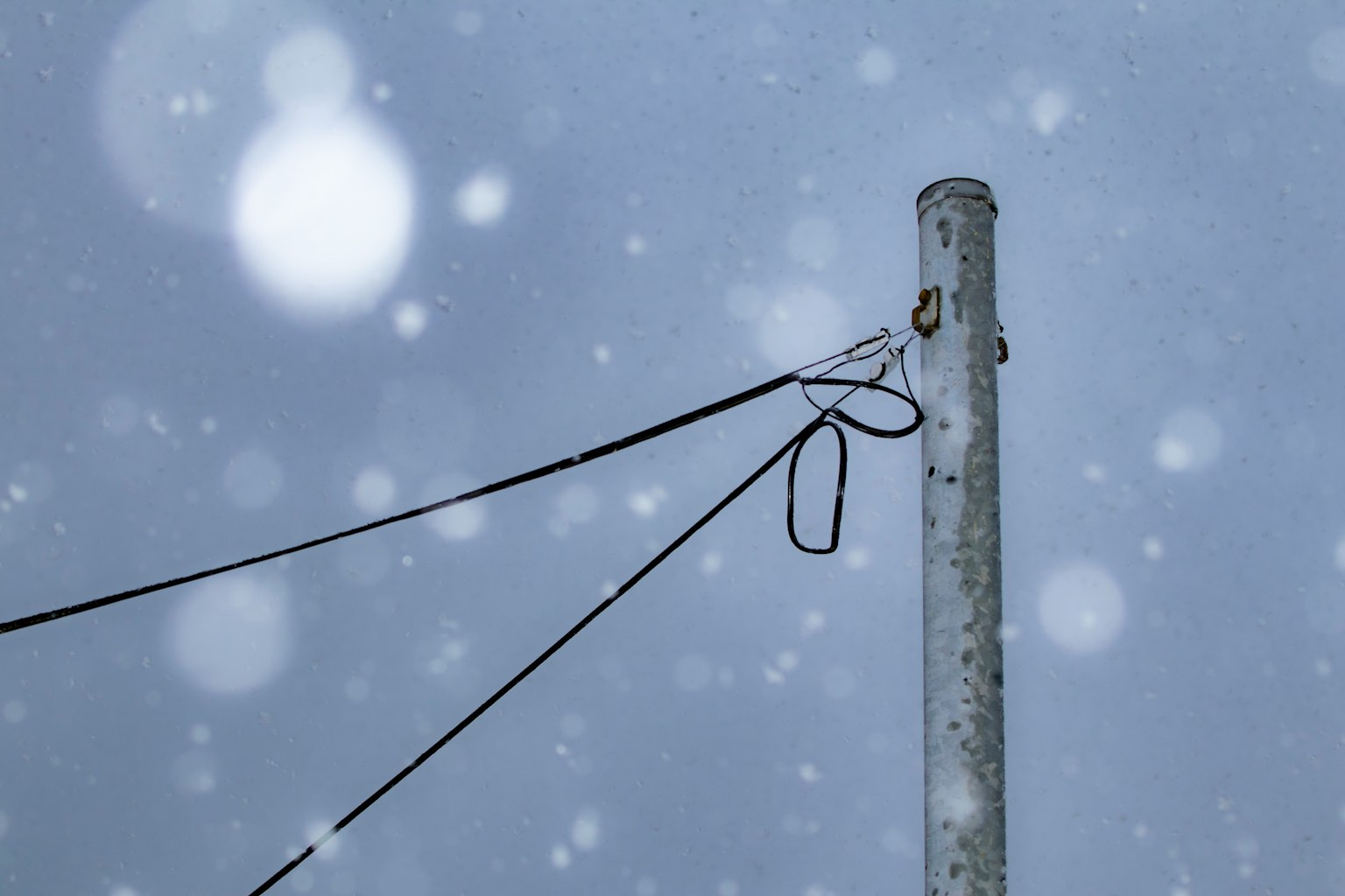 雪天中的電線杆和電纜