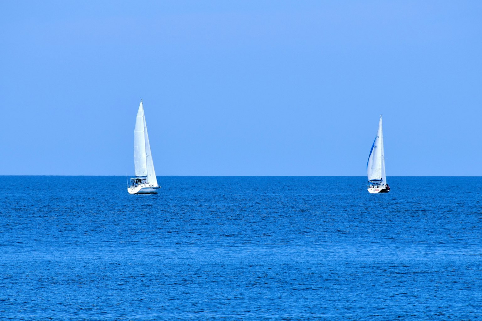 Due velieri che navigano su un oceano blu