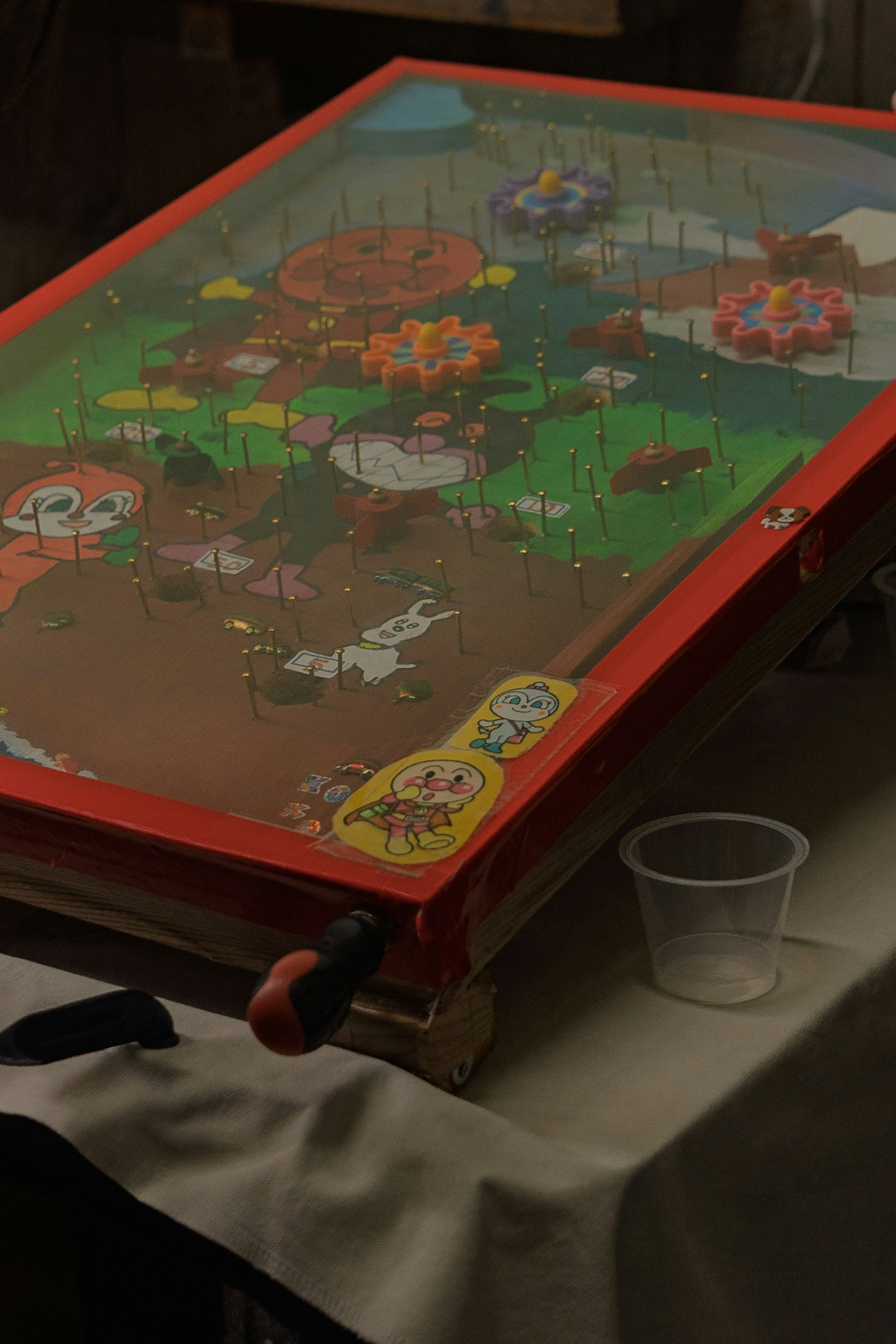 Tischspiel Smart Ball in einem verlassenen Schulklassenzimmer