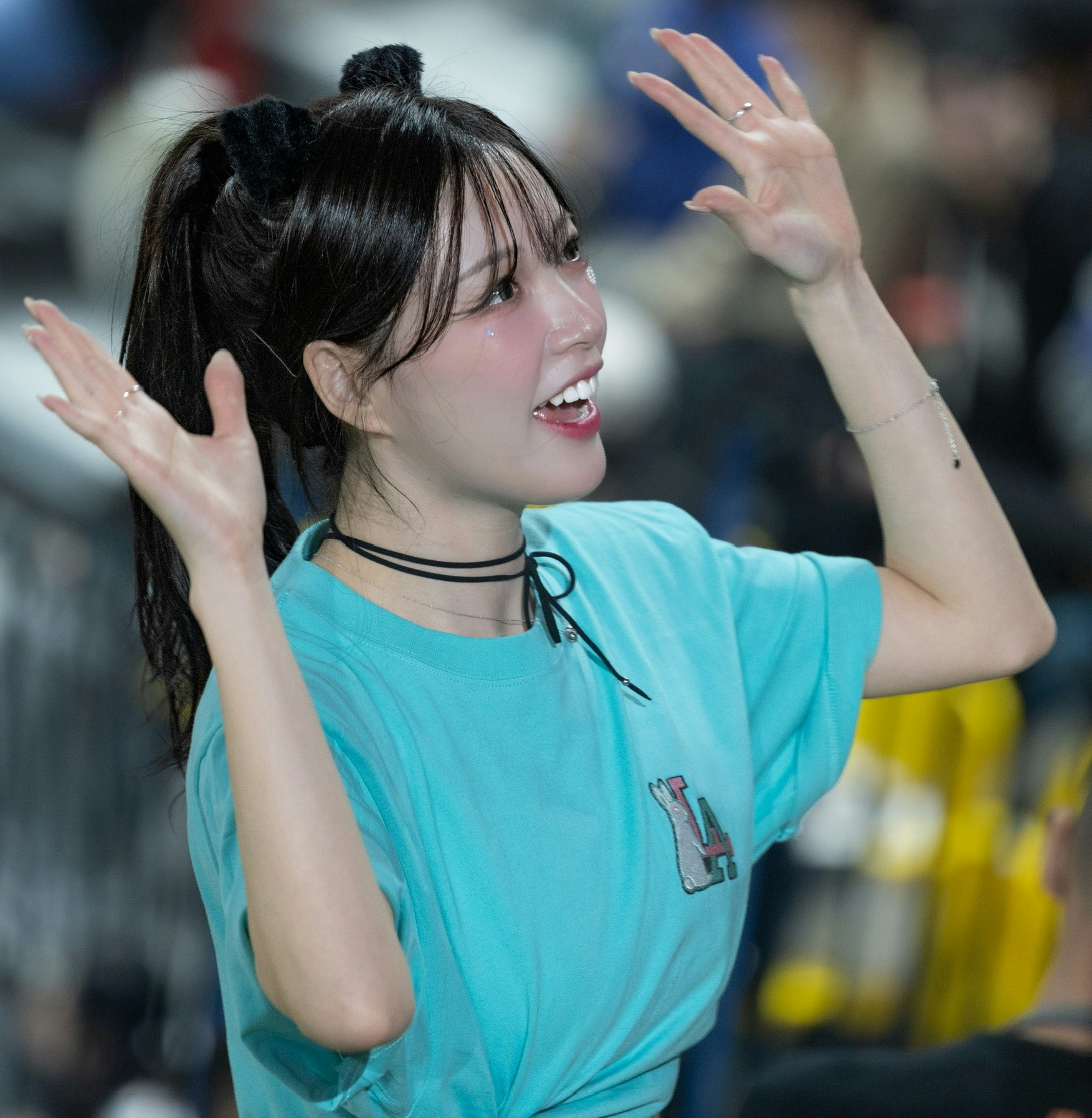 Sourire d’une cheerleader, bras écartés
