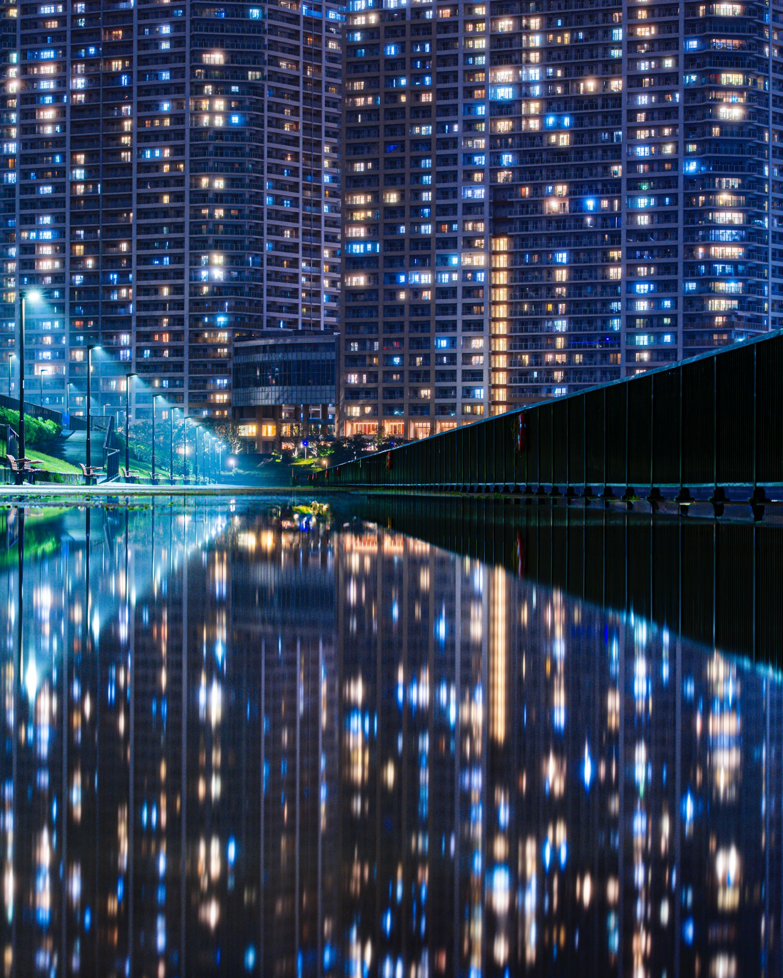 美麗的夜間城市景觀，高樓燈光在水面上倒影