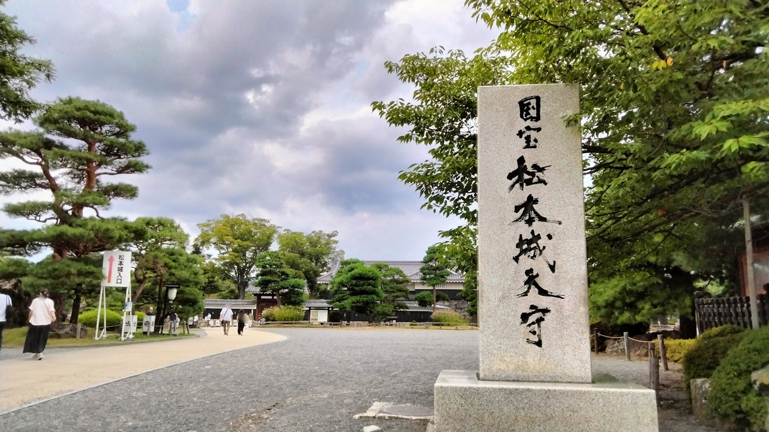 Monumento de piedra del Santuario de Matsumoto cerca del Castillo de Matsumoto con un paisaje verde