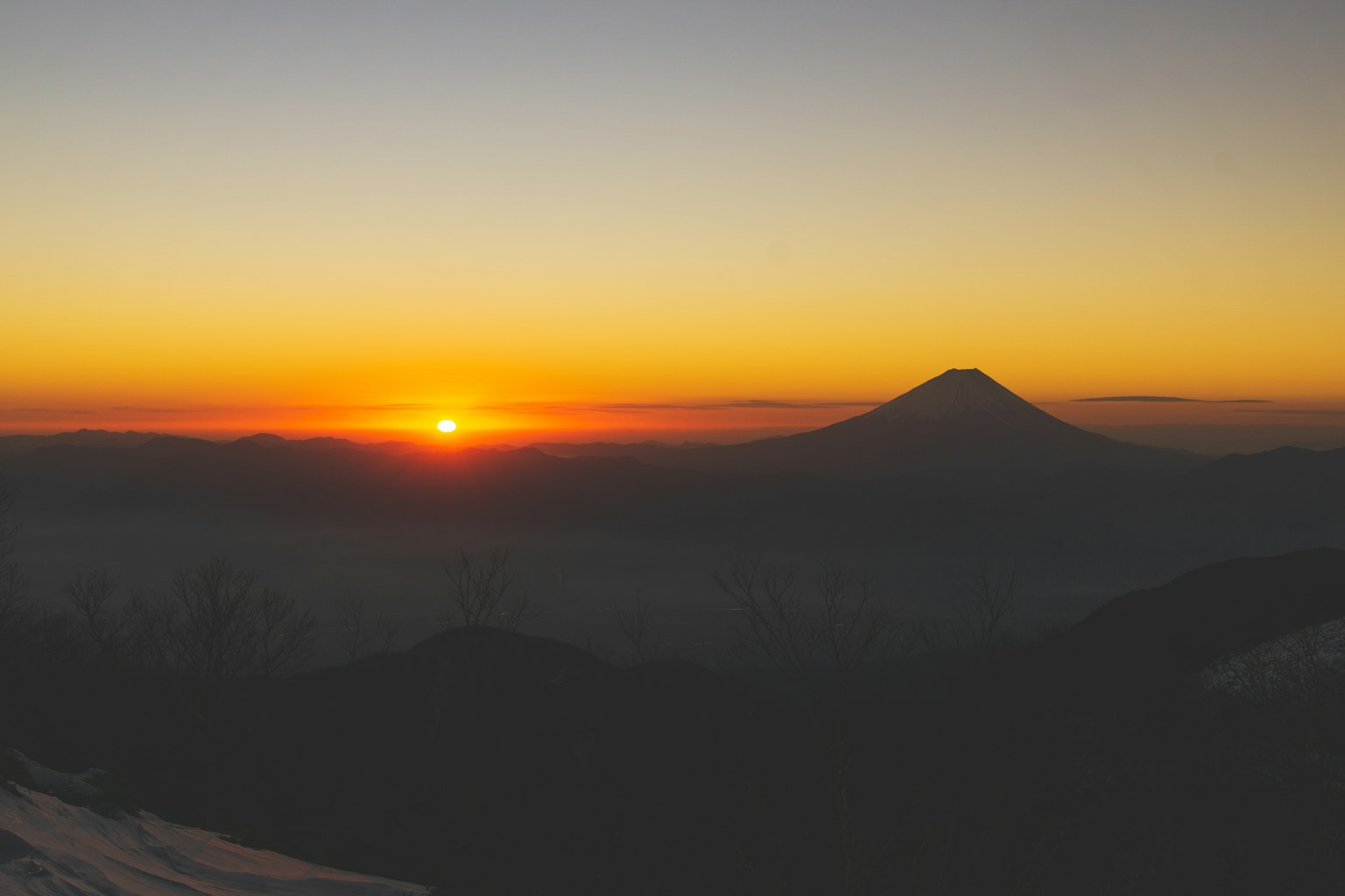 Hermoso paisaje con una montaña y un atardecer