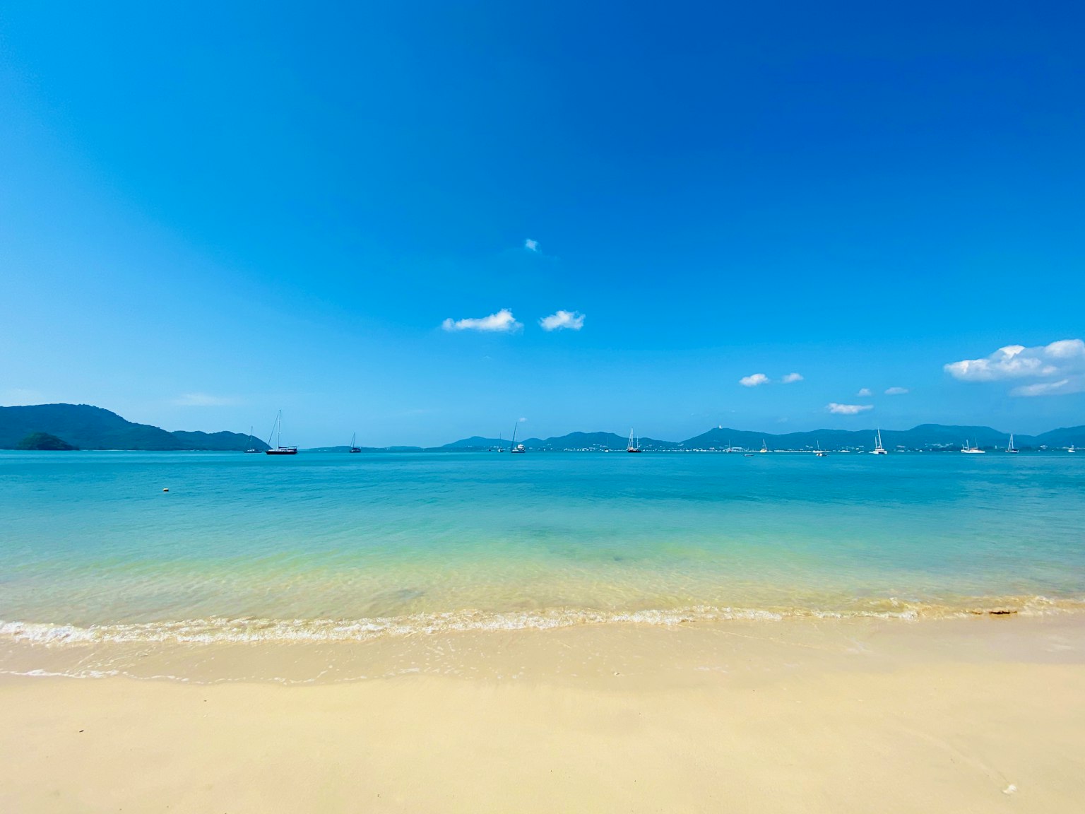 海灘場景，展現清澈的藍天和碧綠的海水