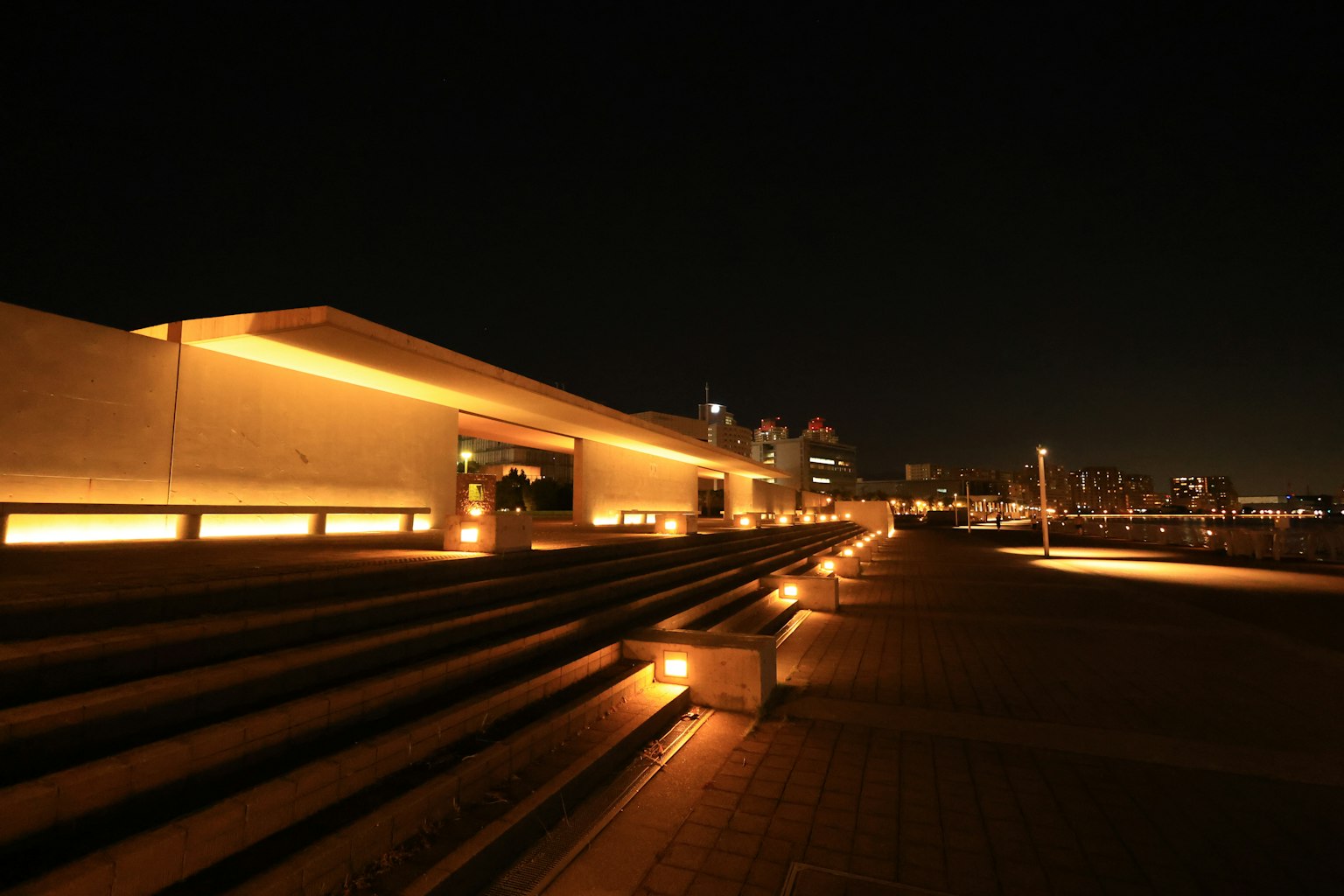 夜晚的現代建築結構與城市天際線的照明階梯