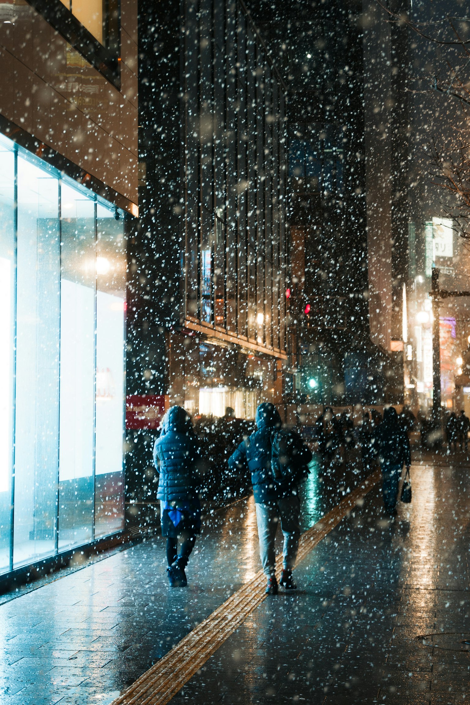 雪夜行走的人影在城市中