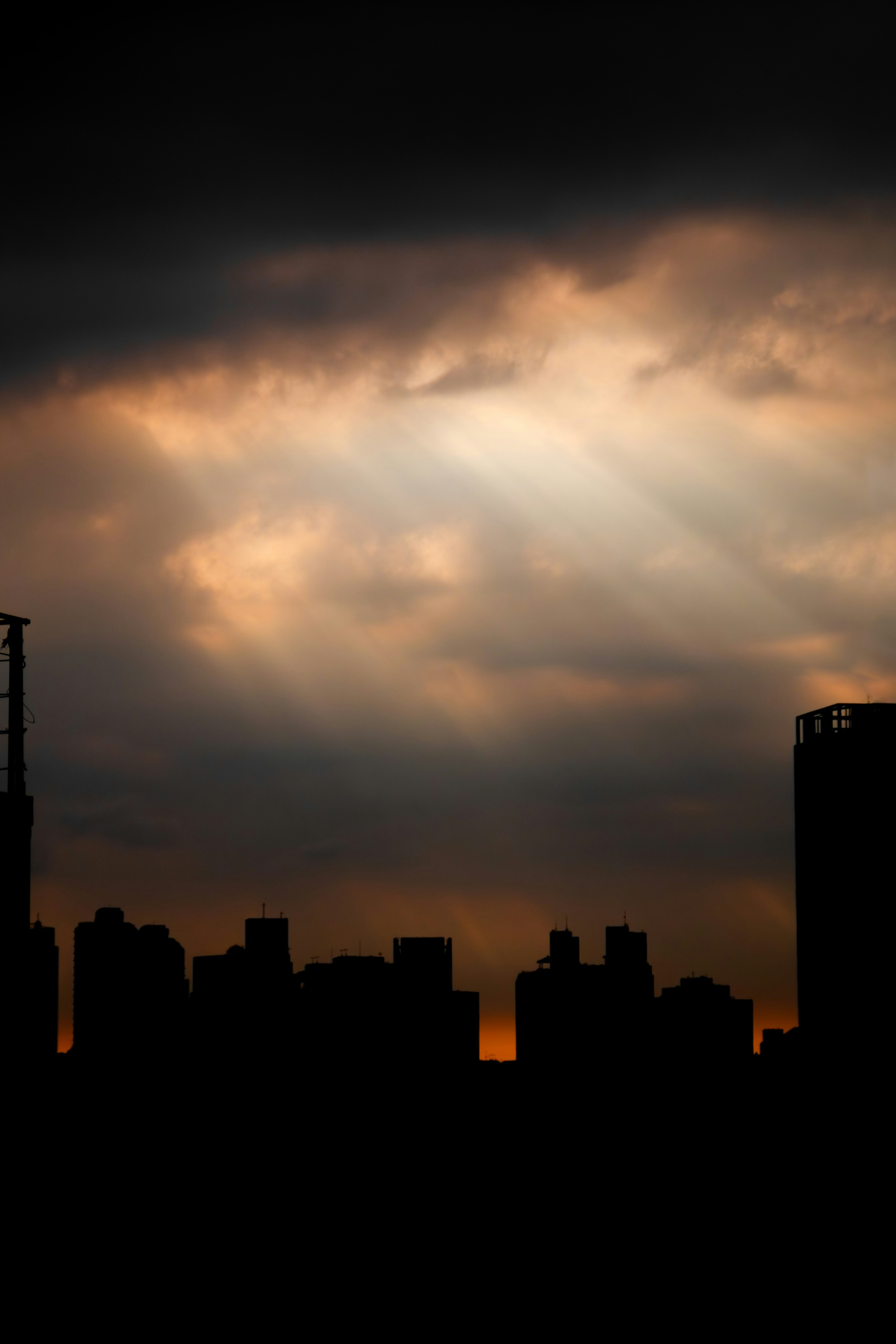 夕暮れの雲とシルエットの街並み