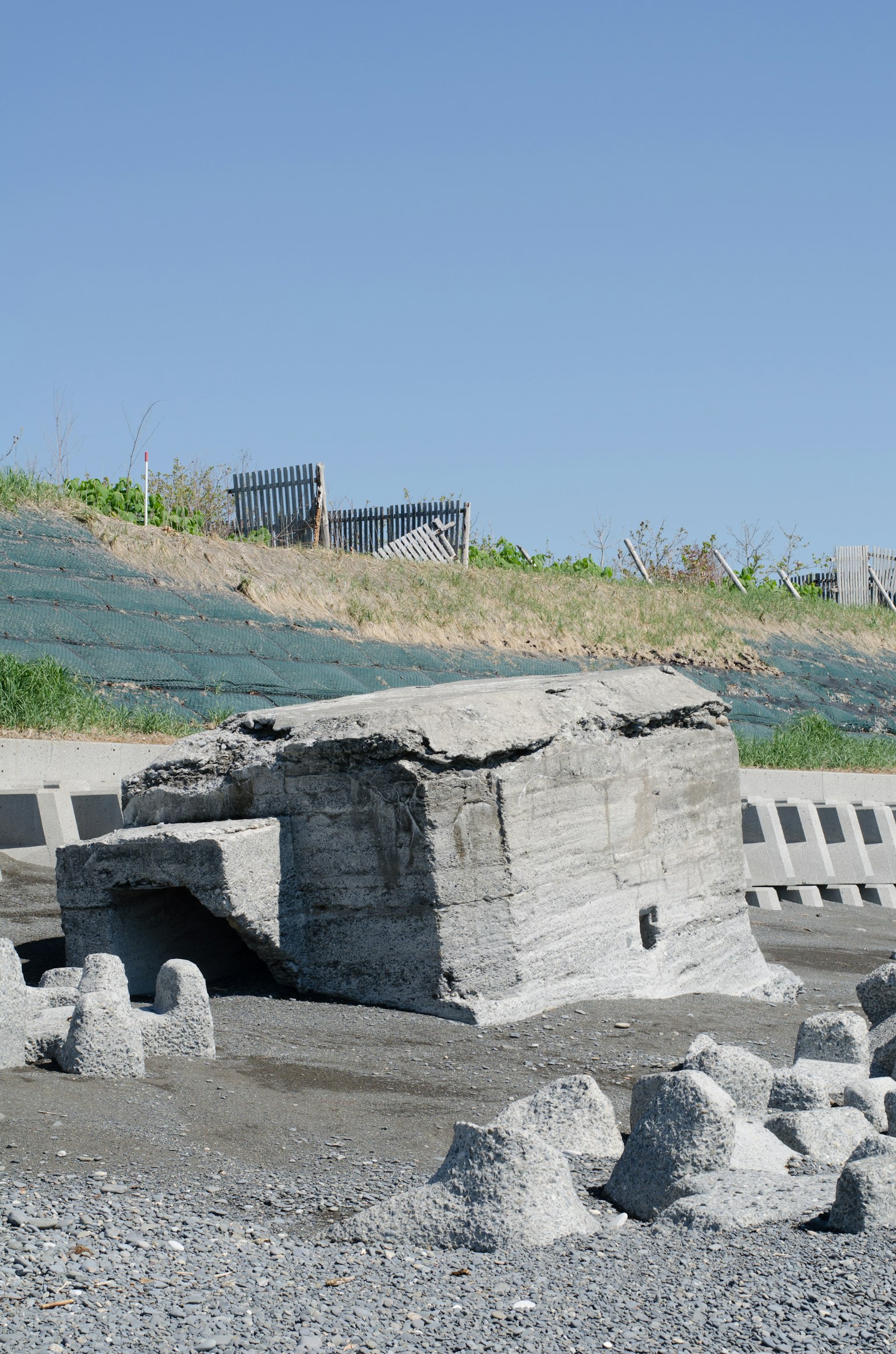Structure en béton au bord de la mer avec des œuvres d'art en petites pierres