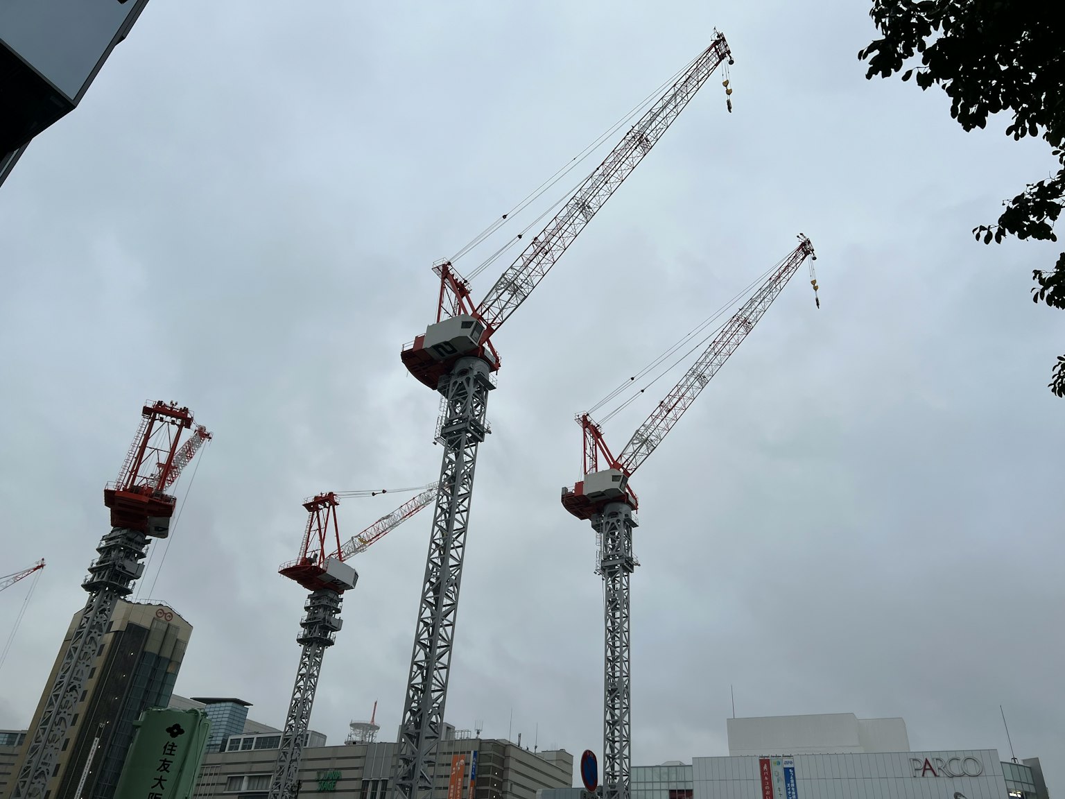 在陰雲密布的天空下高聳的建築起重機