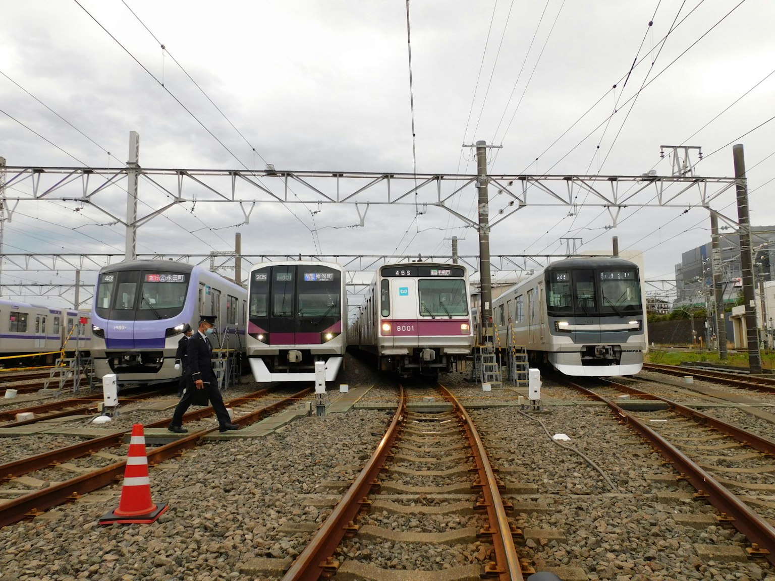 Múltiples trenes alineados en rieles con varios diseños y colores
