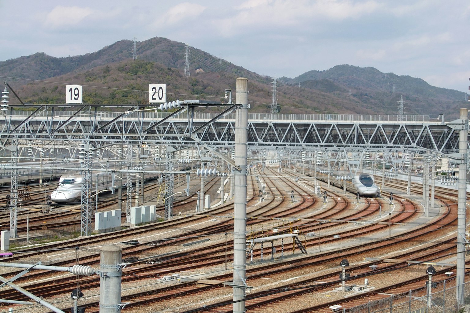 ฉากรถไฟที่มีรถไฟชินคันเซนและภูเขาเป็นพื้นหลัง