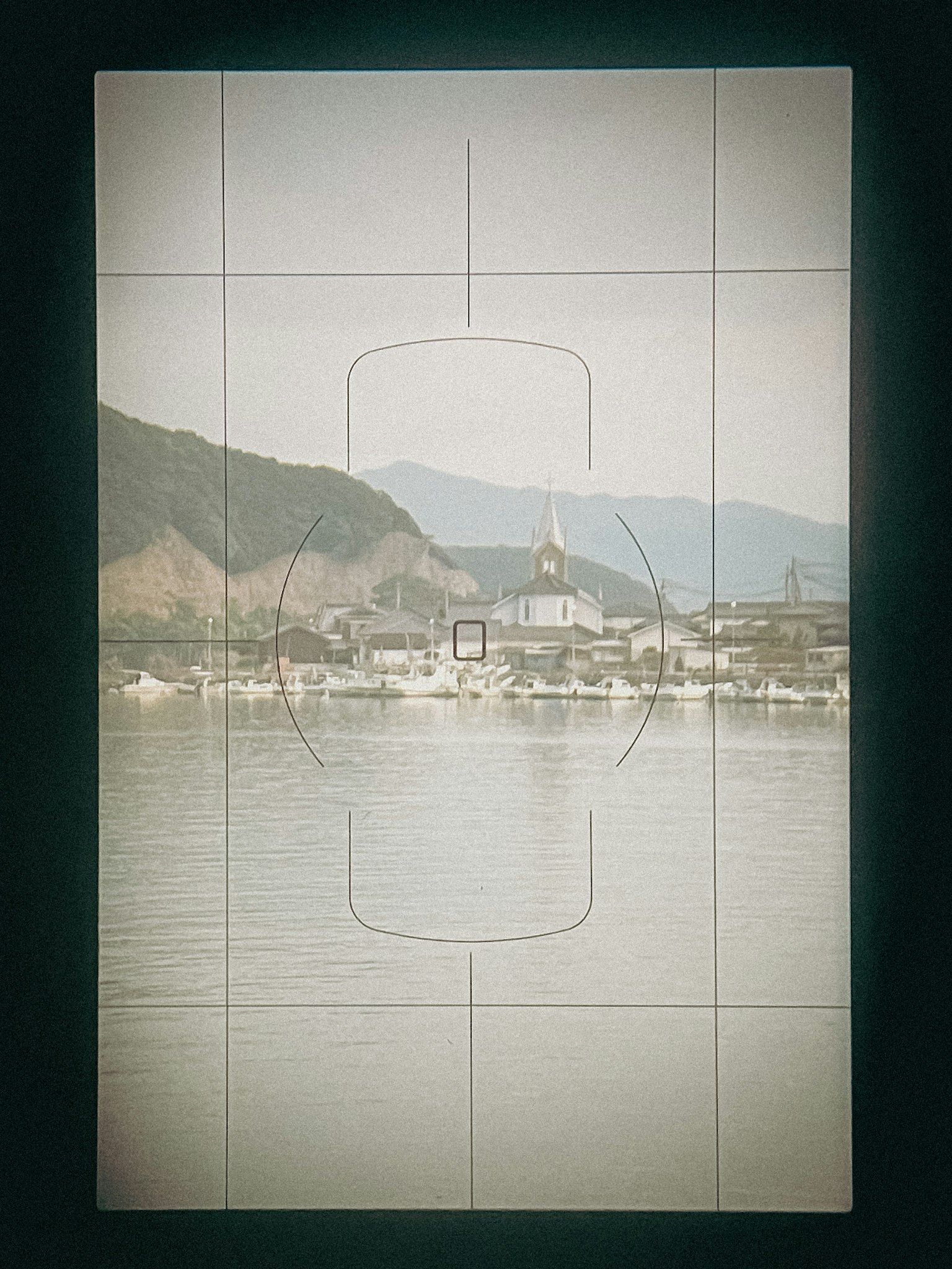 宁静的风景，山脉和海岸线