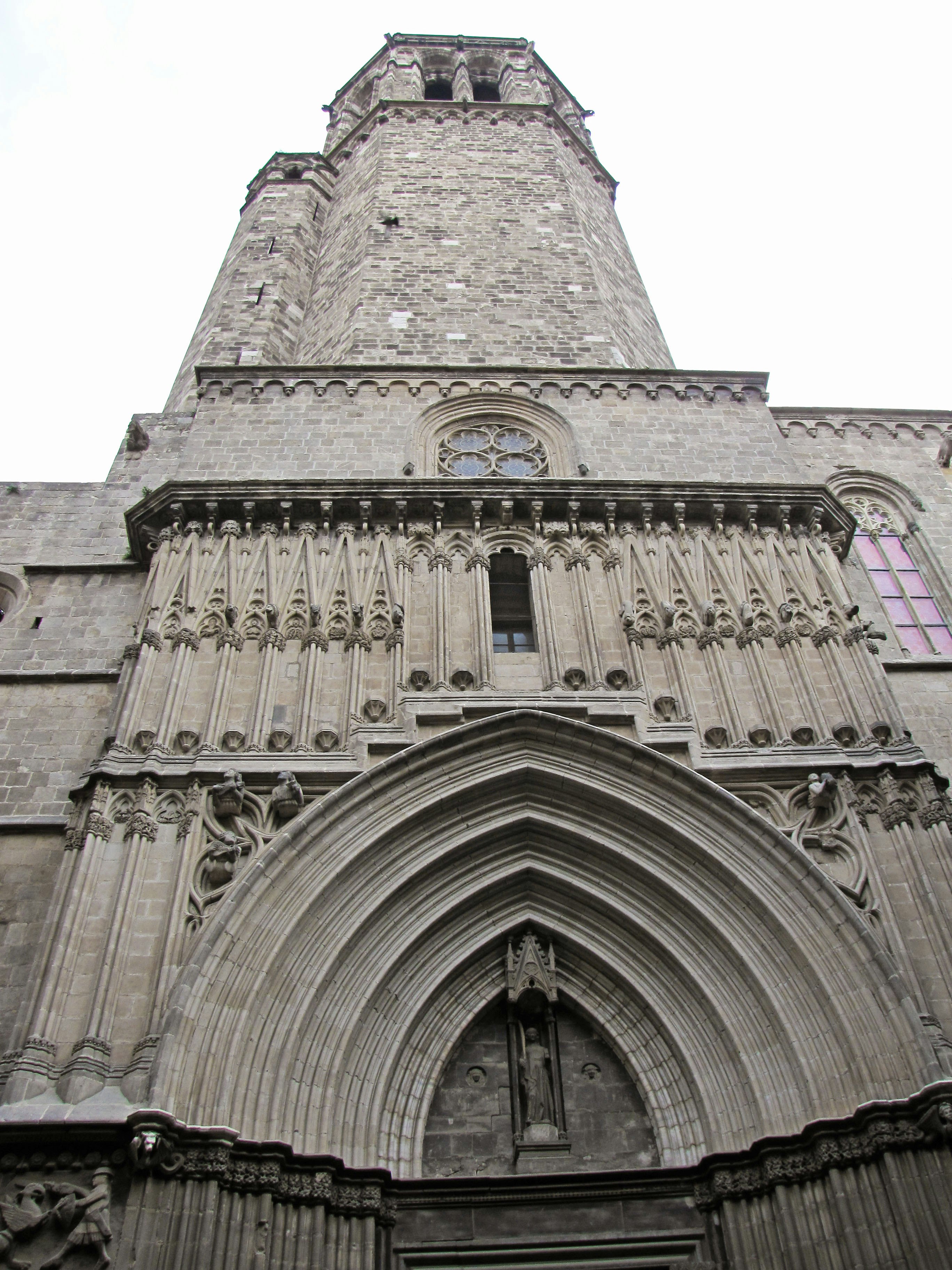 fachada de catedral de piedra con entrada en arco