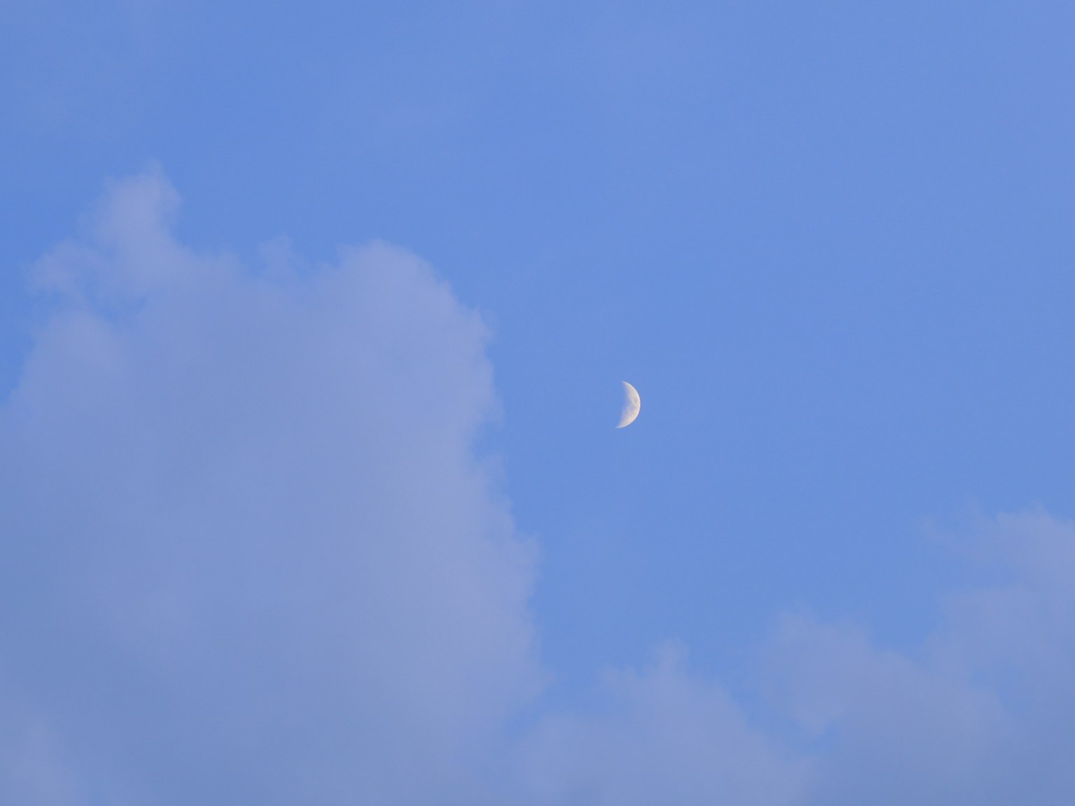 藍天中的新月和雲朵
