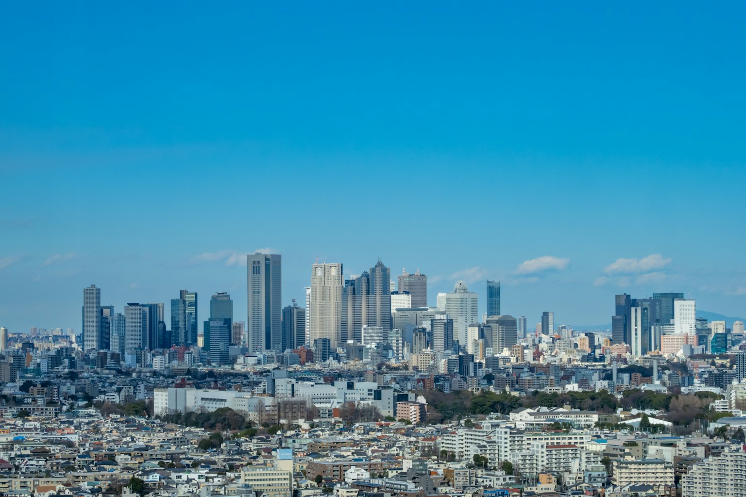 Garis langit Tokyo dengan bangunan modern dan langit biru cerah