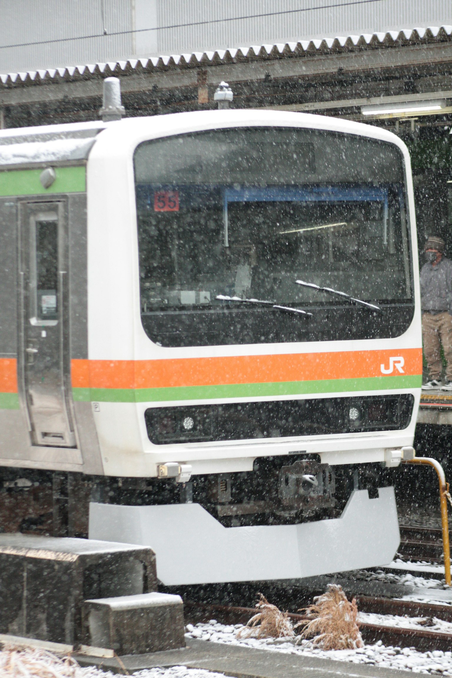 停在雪中的JR列車正面