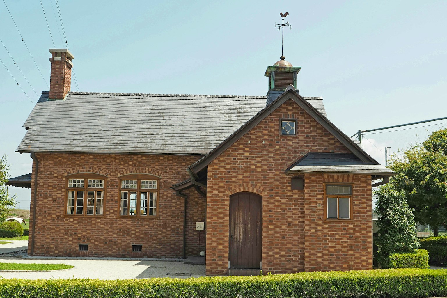 Casa de ladrillo con techo inclinado y chimenea