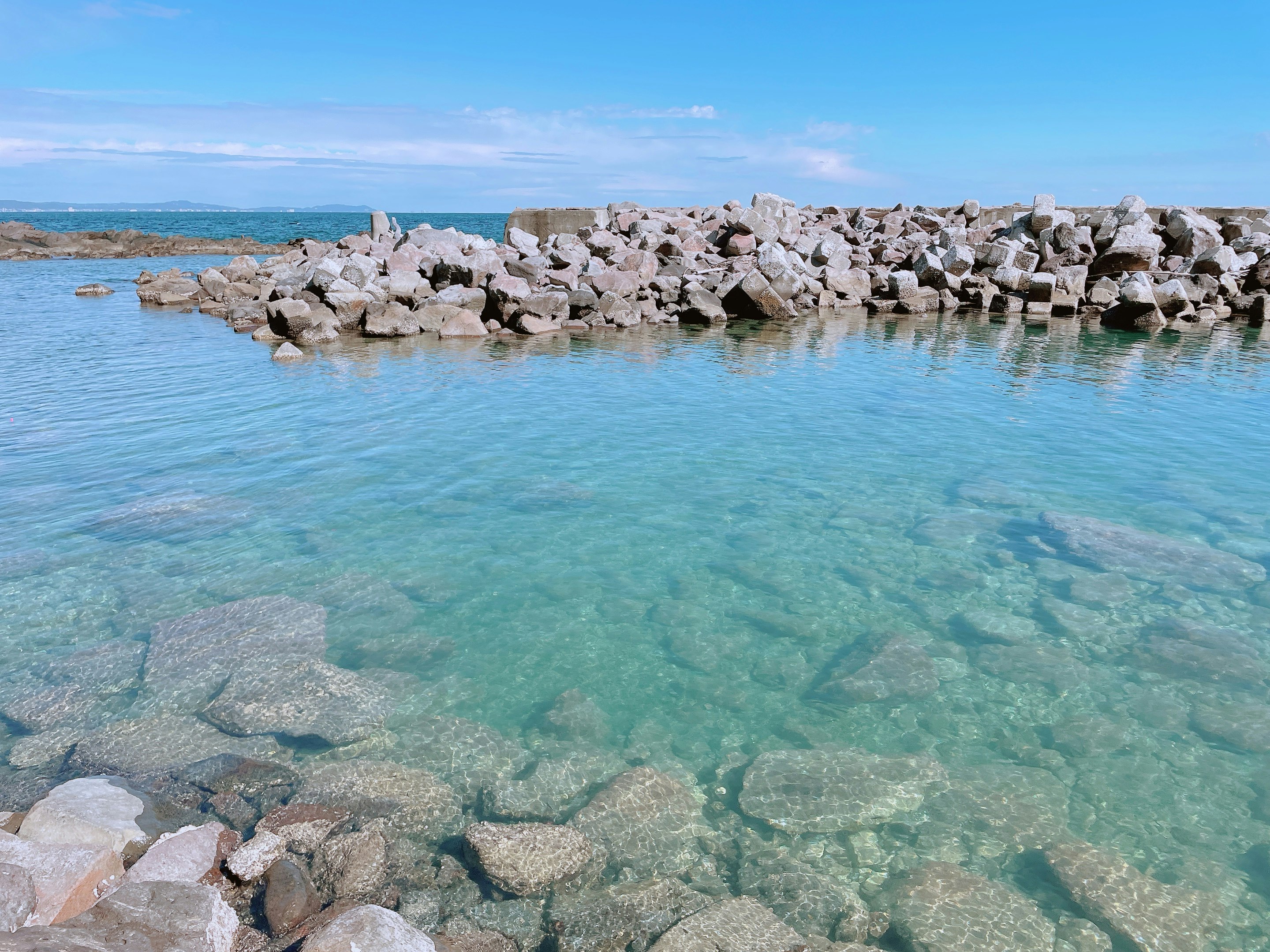 防波堤と澄んだ海の水面