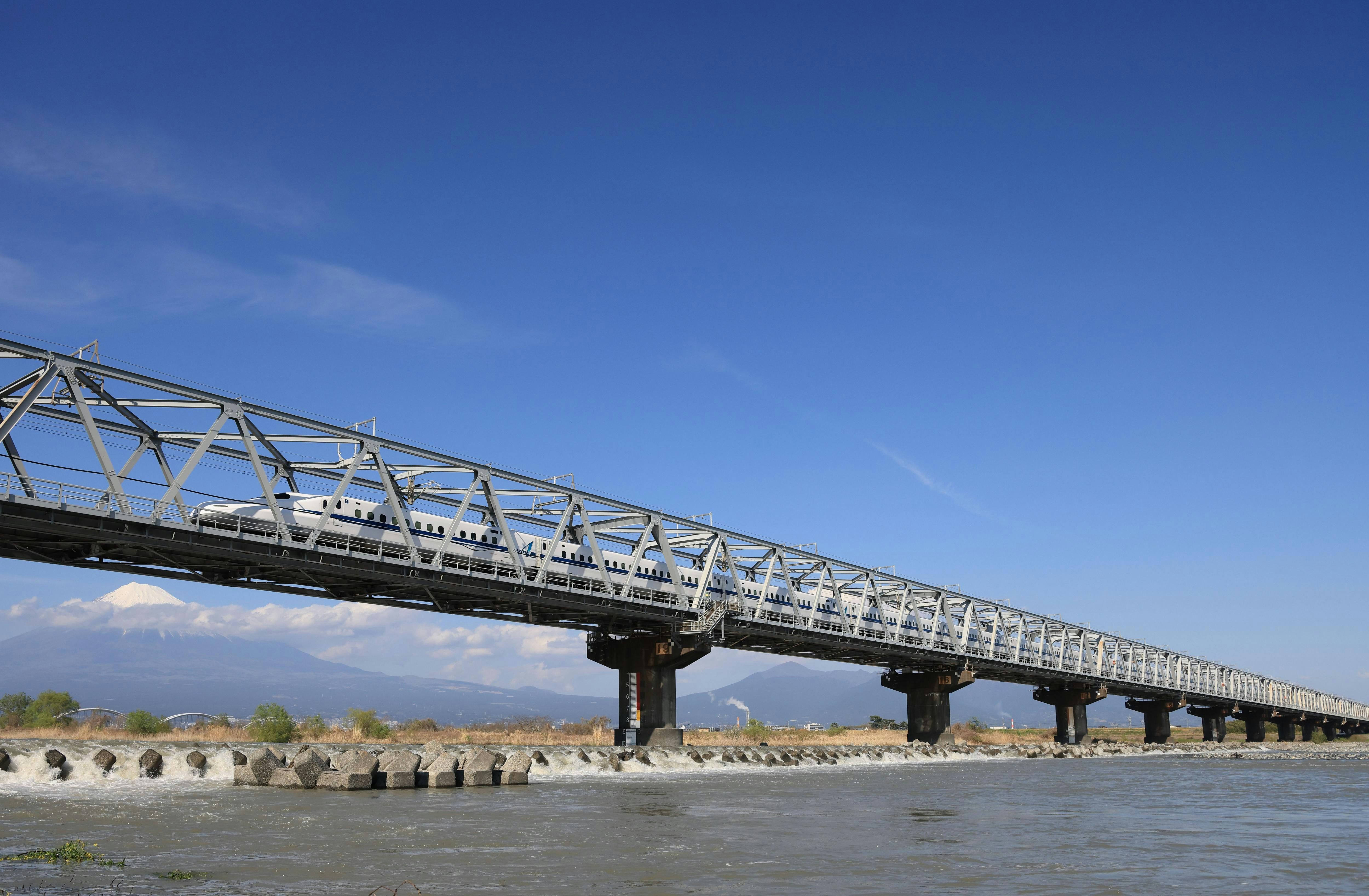 Train Shinkansen traversant la rivière Fuji avec le mont Fuji en arrière-plan