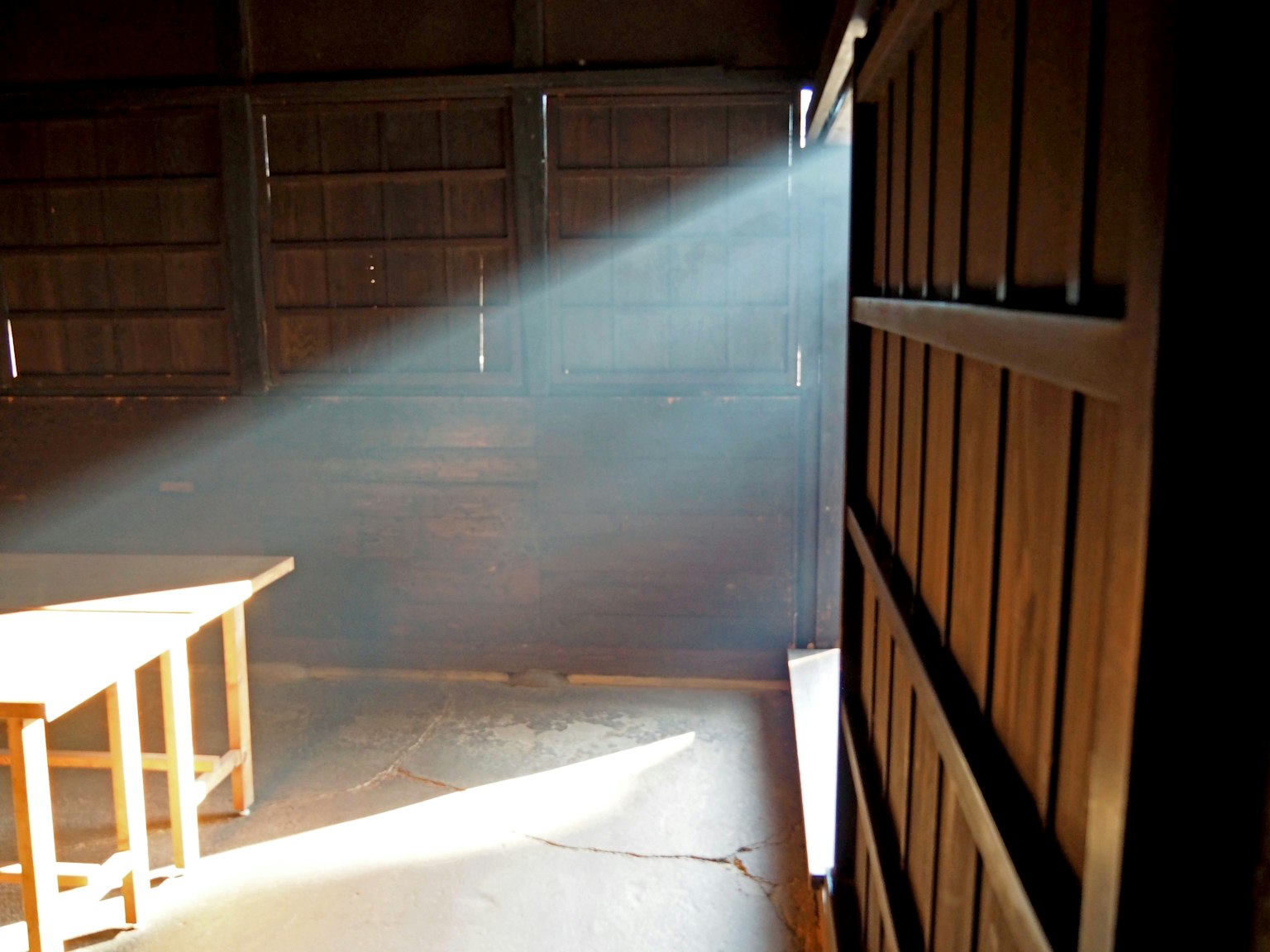 Nội thất của một căn phòng gỗ với ánh sáng chiếu vào