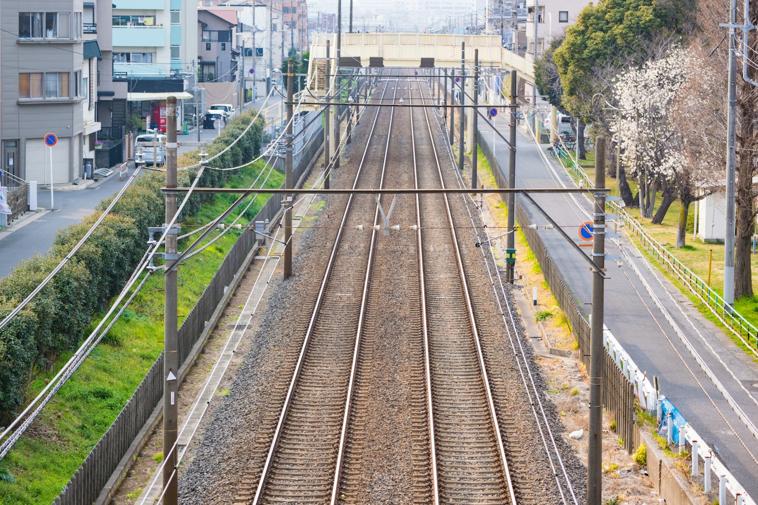 Vías de tren con paisaje urbano circundante