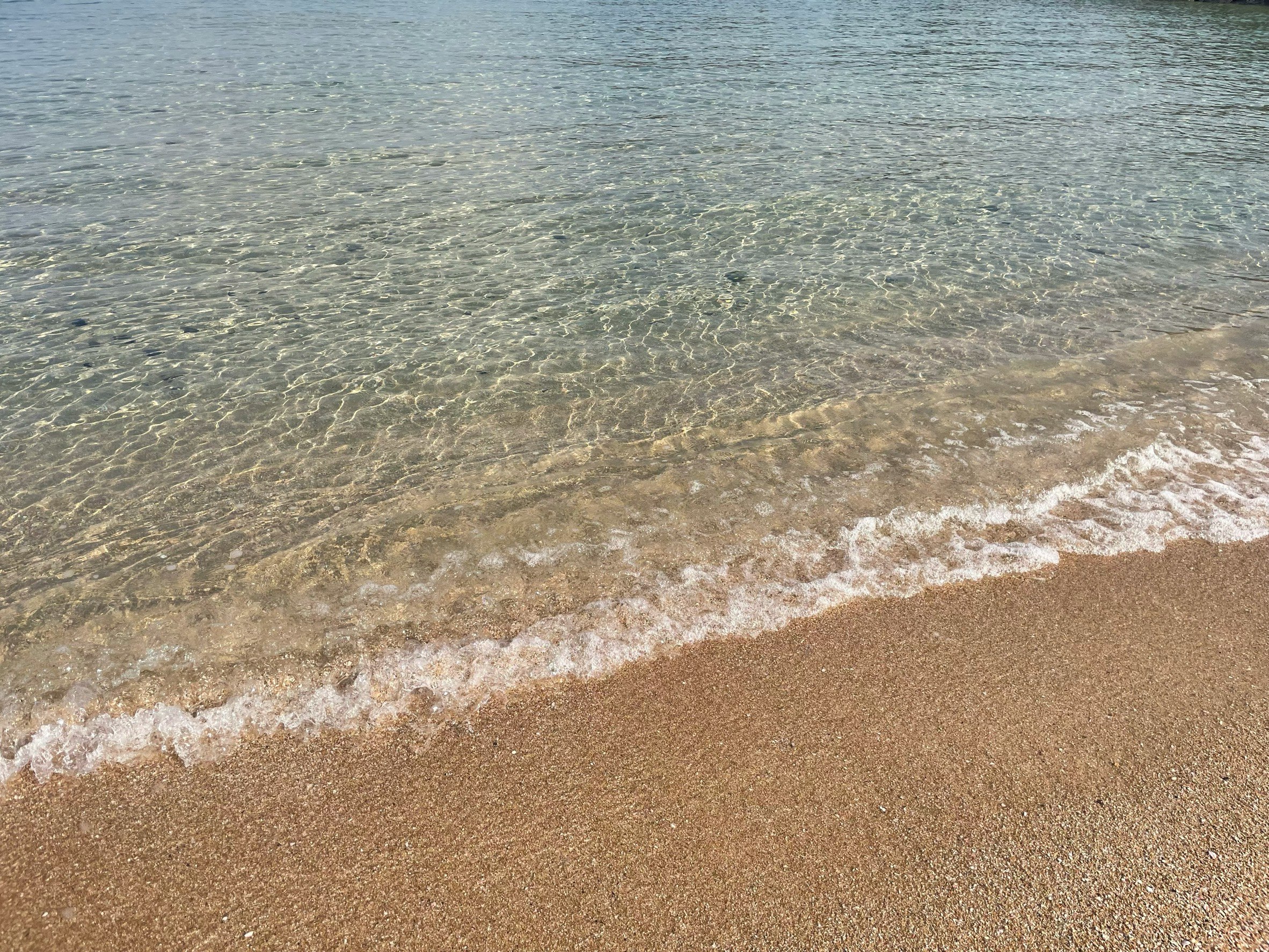波打ち際の砂浜と穏やかな海面