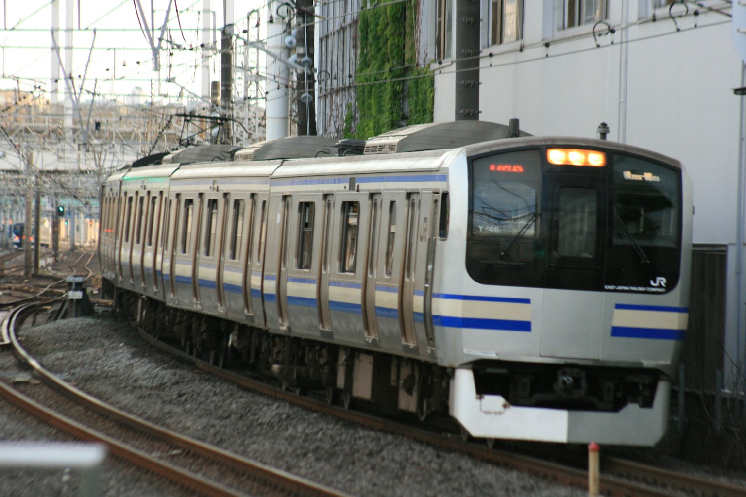 Un train japonais sur une voie ferrée courbée