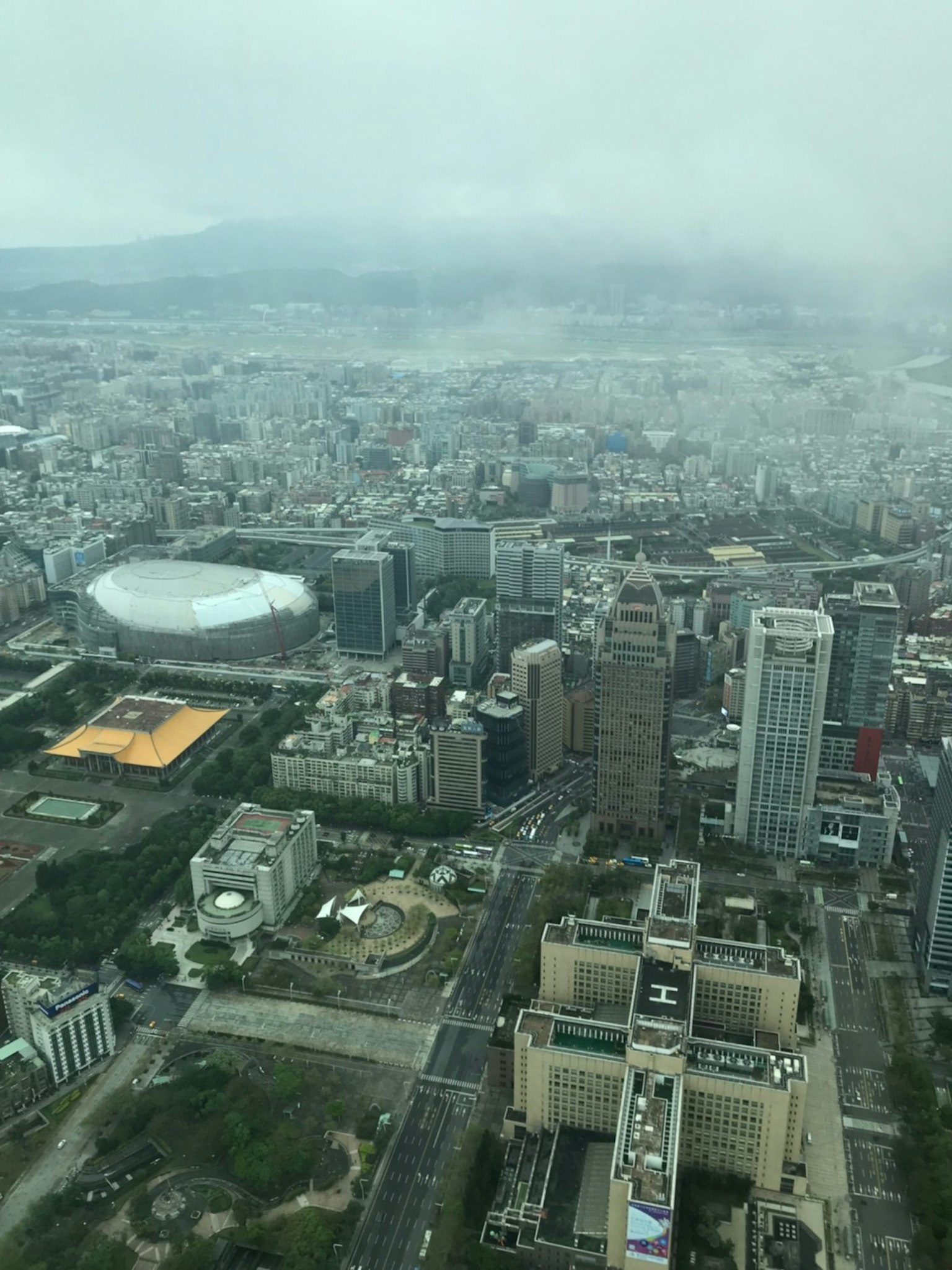 고층 빌딩과 경기장이 있는 도시의 파노라마 뷰