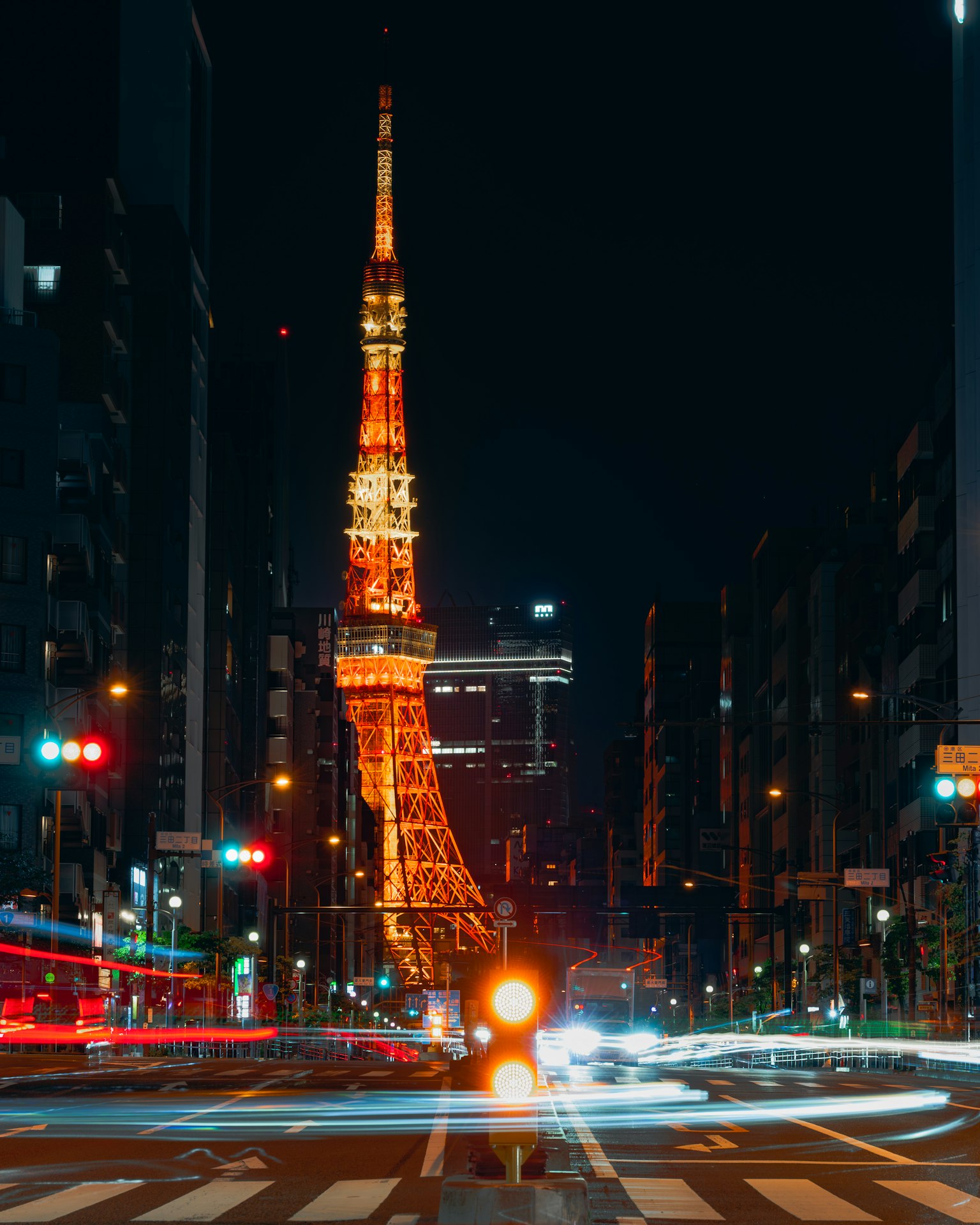 夜間照亮的東京塔與交通燈和流動